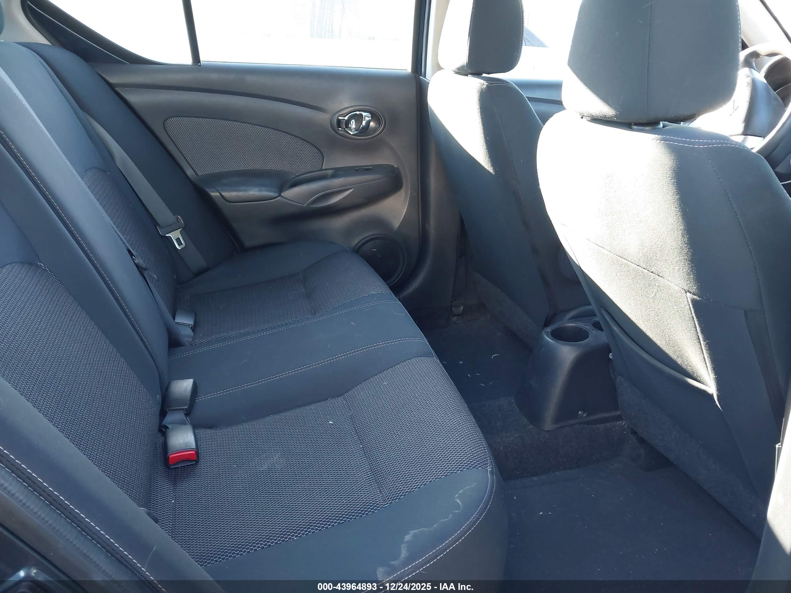 NISSAN VERSA image 8
