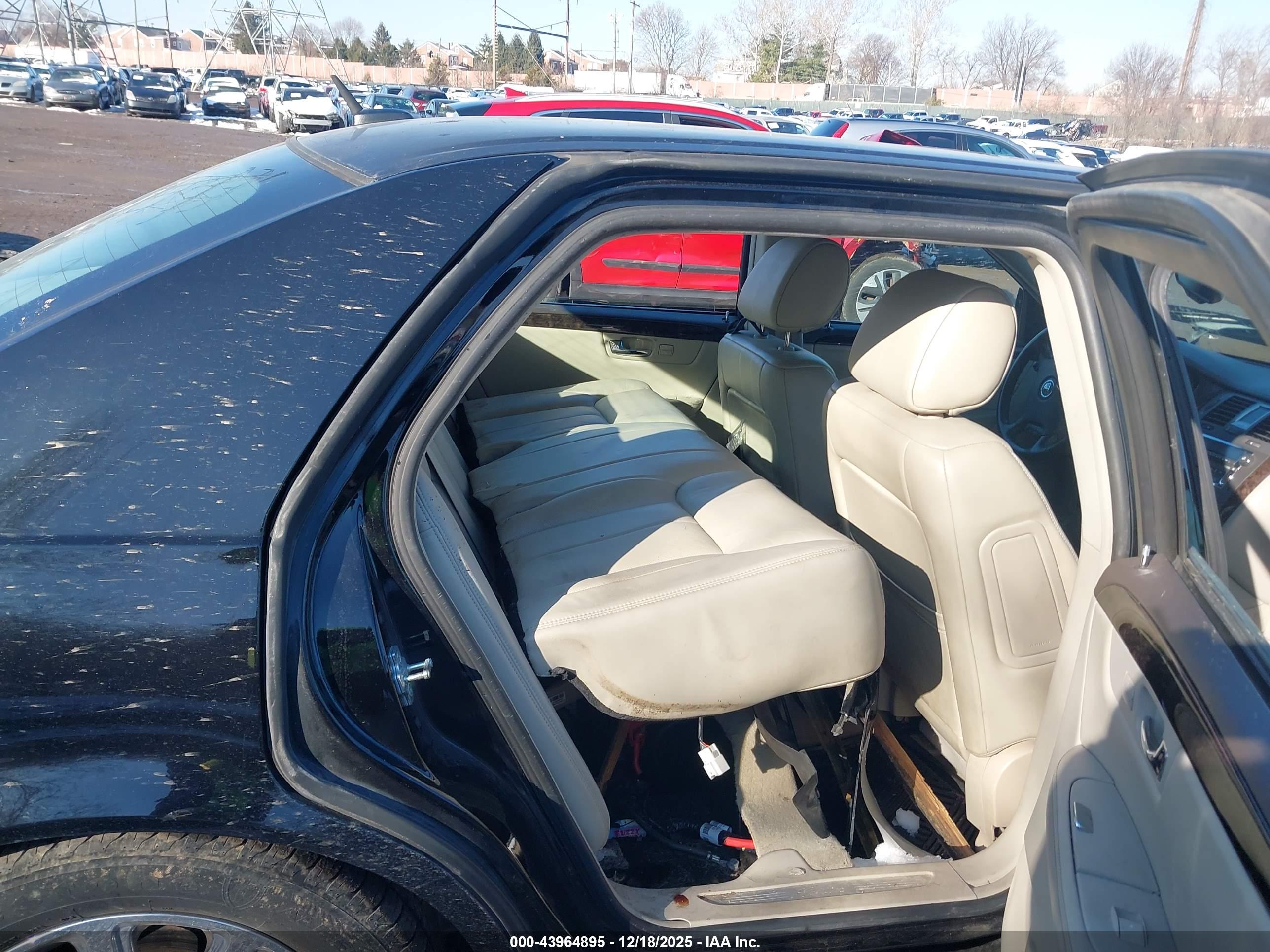CADILLAC DTS image 8