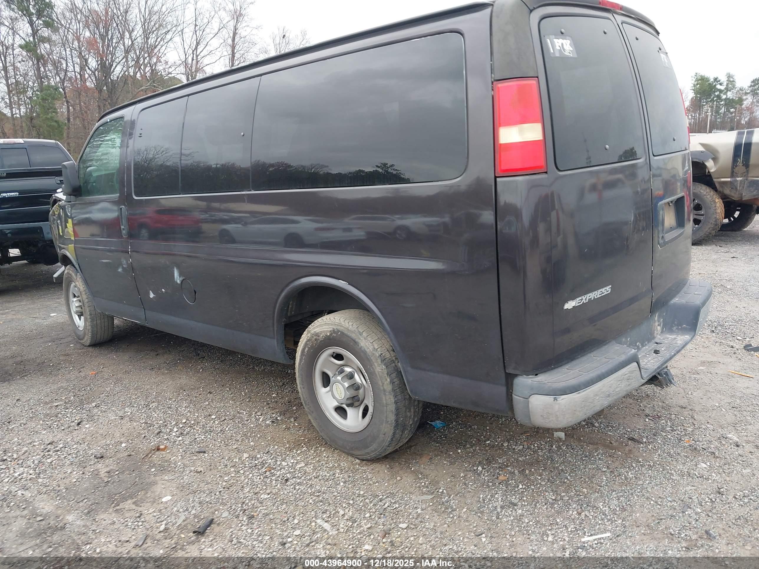 CHEVROLET EXPRESS image 3