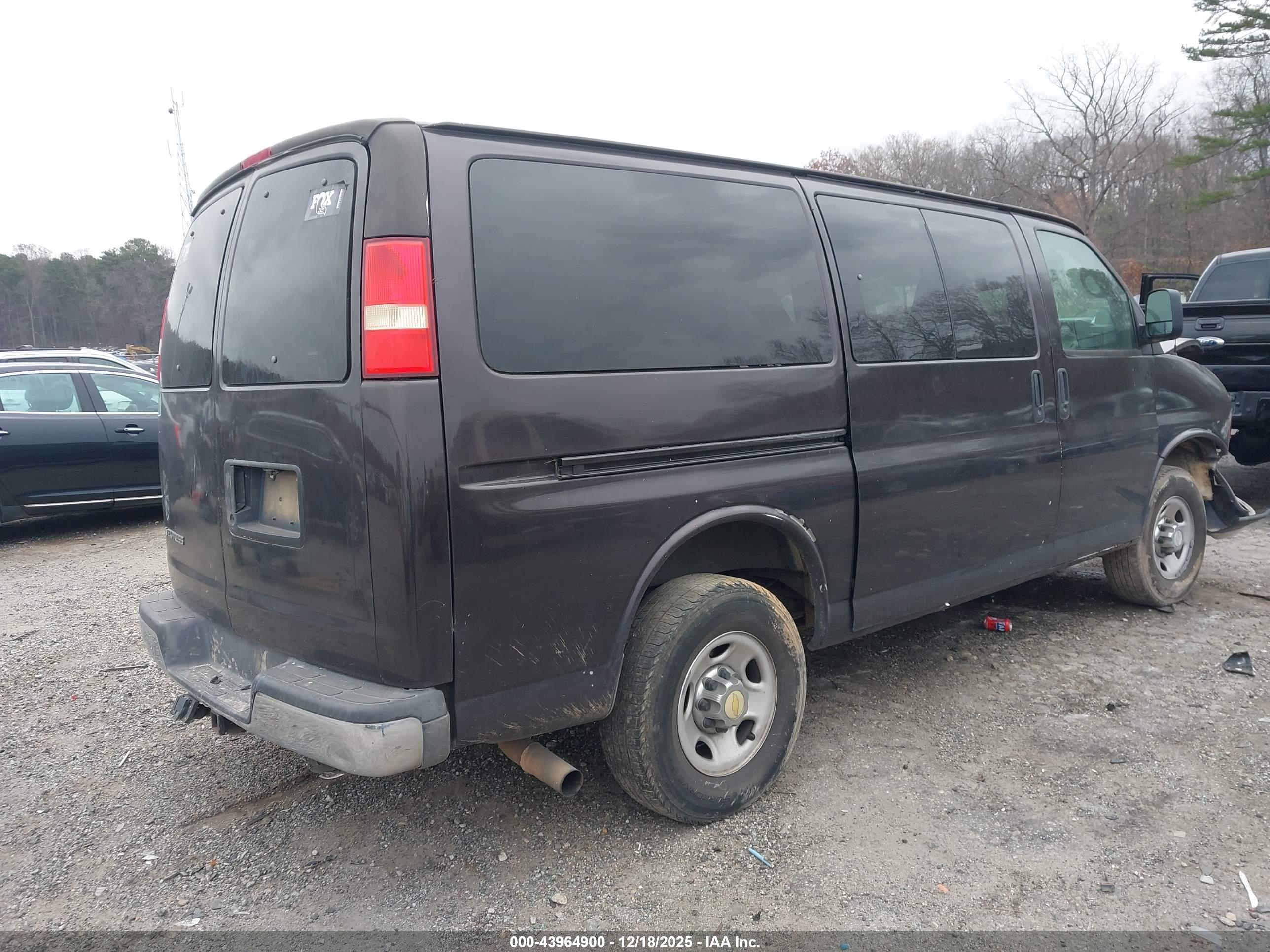 CHEVROLET EXPRESS image 4
