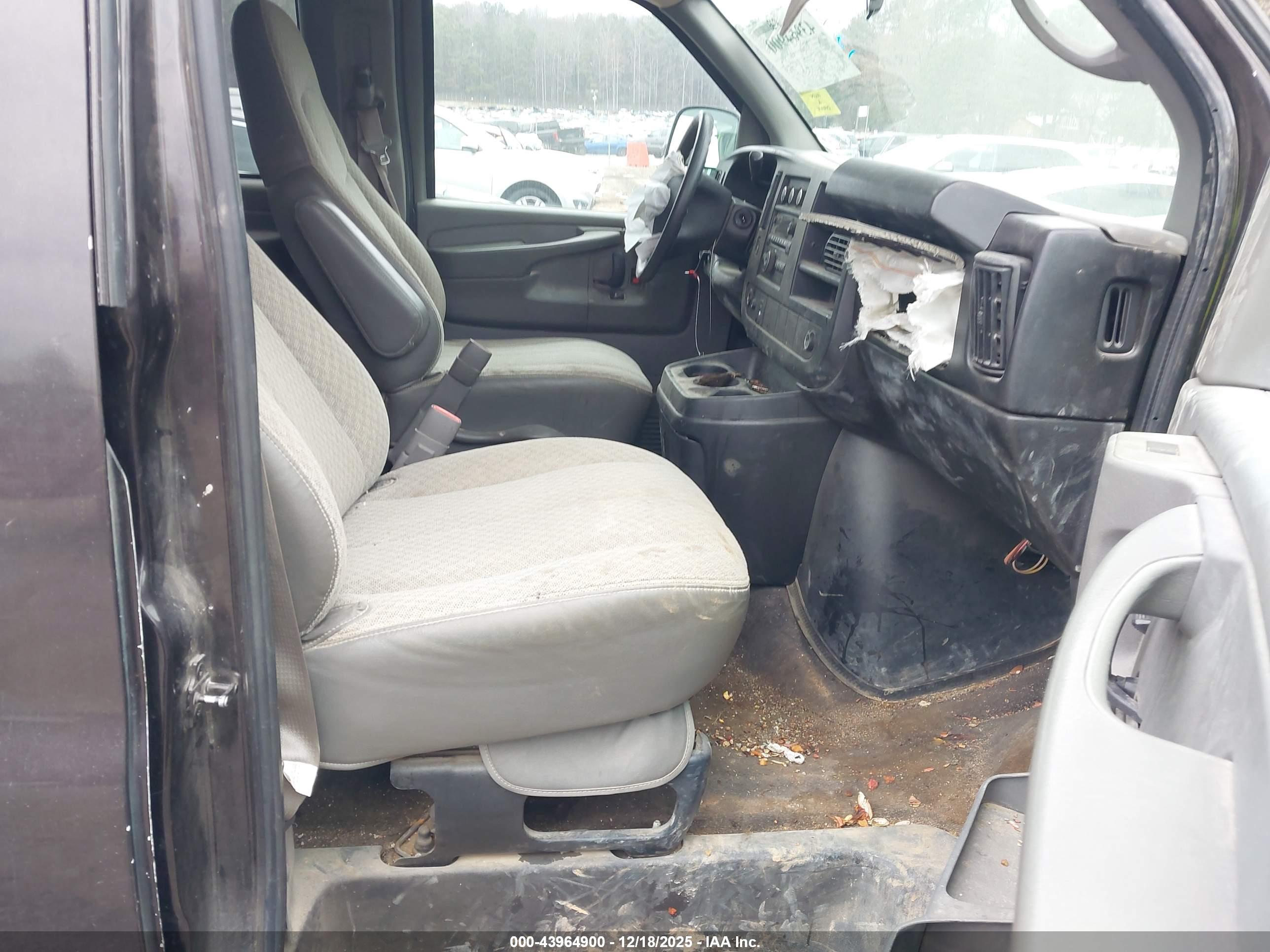 CHEVROLET EXPRESS image 5