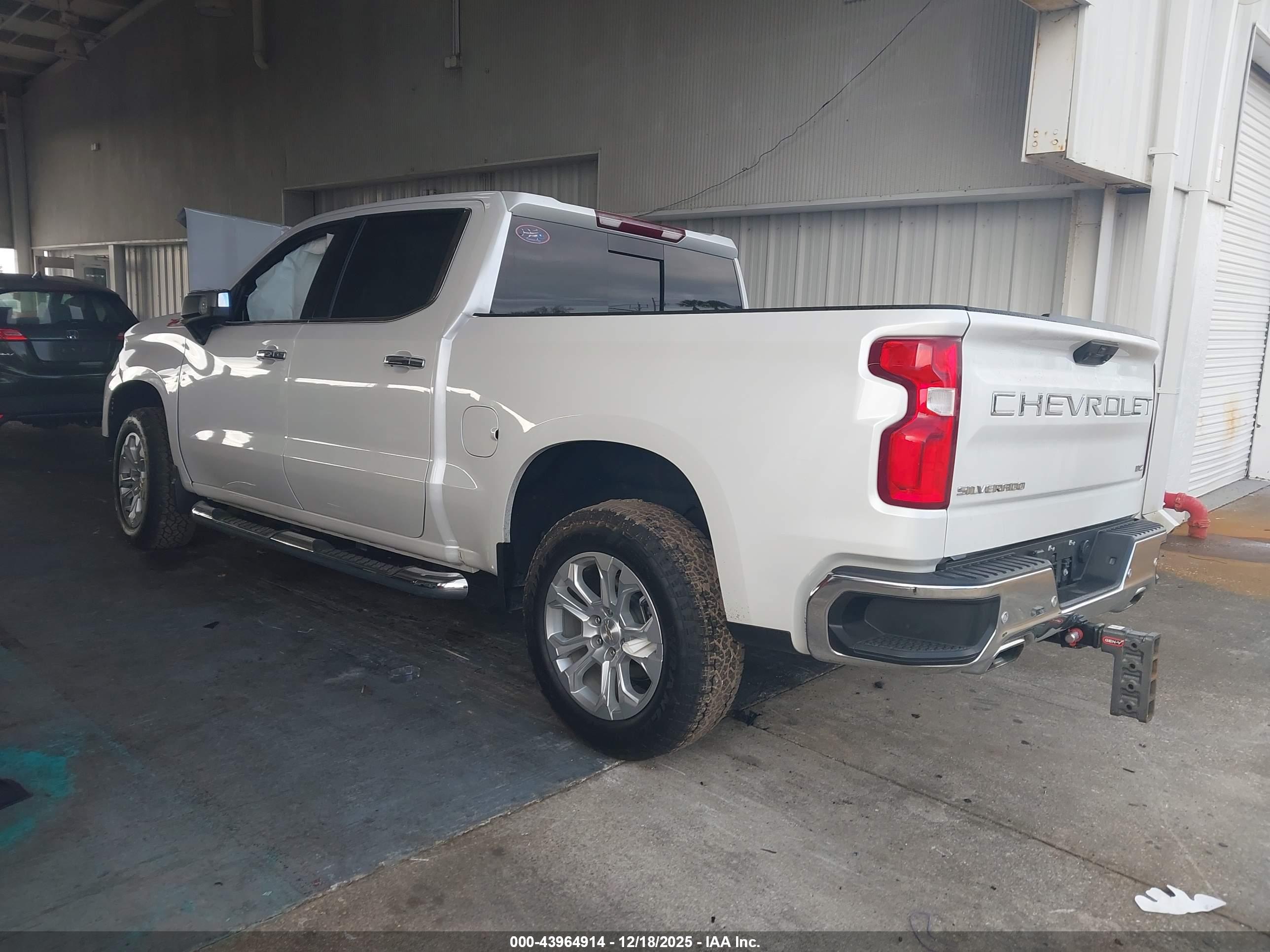 CHEVROLET SILVERADO image 3