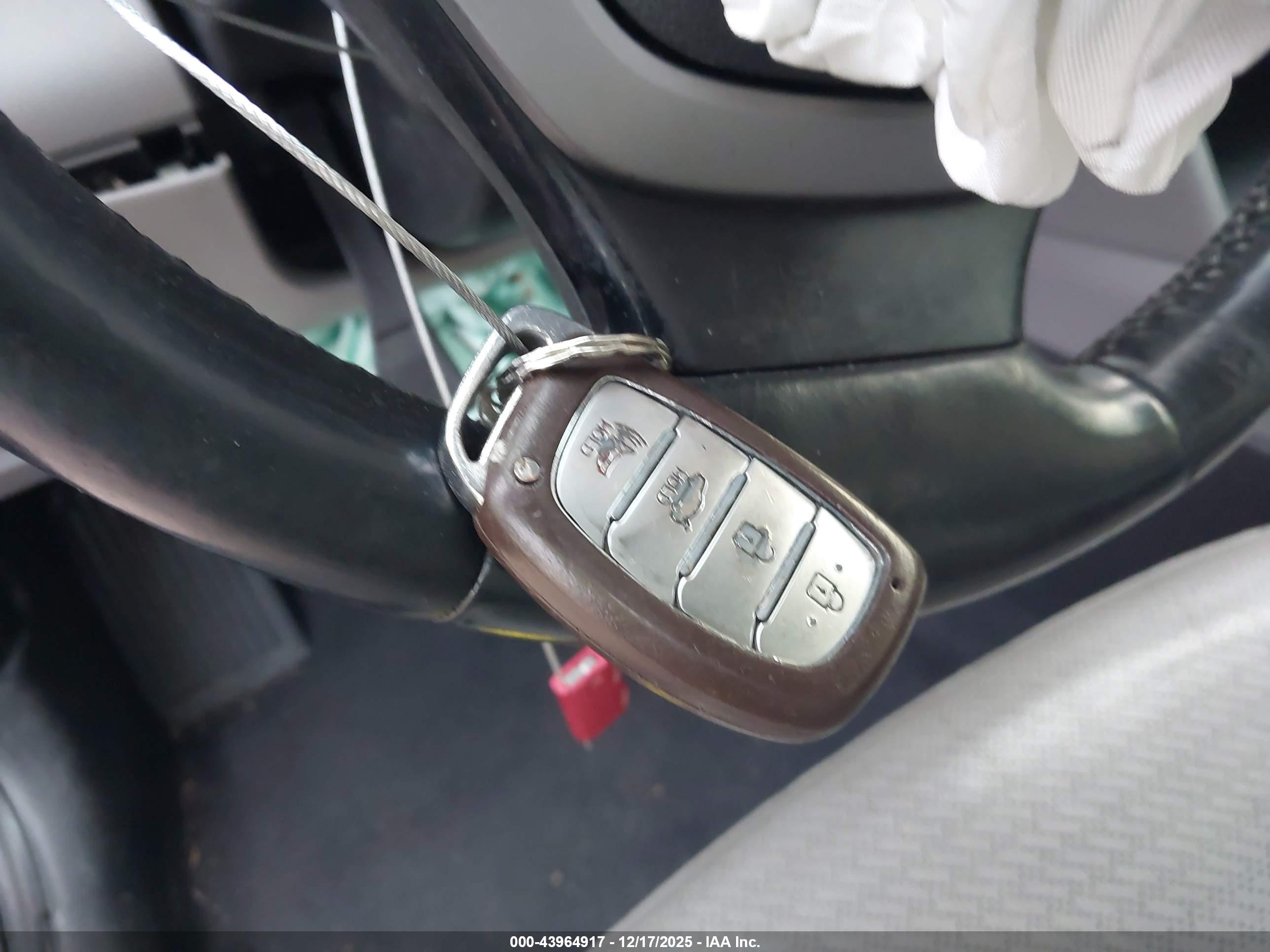 HYUNDAI ELANTRA image 6