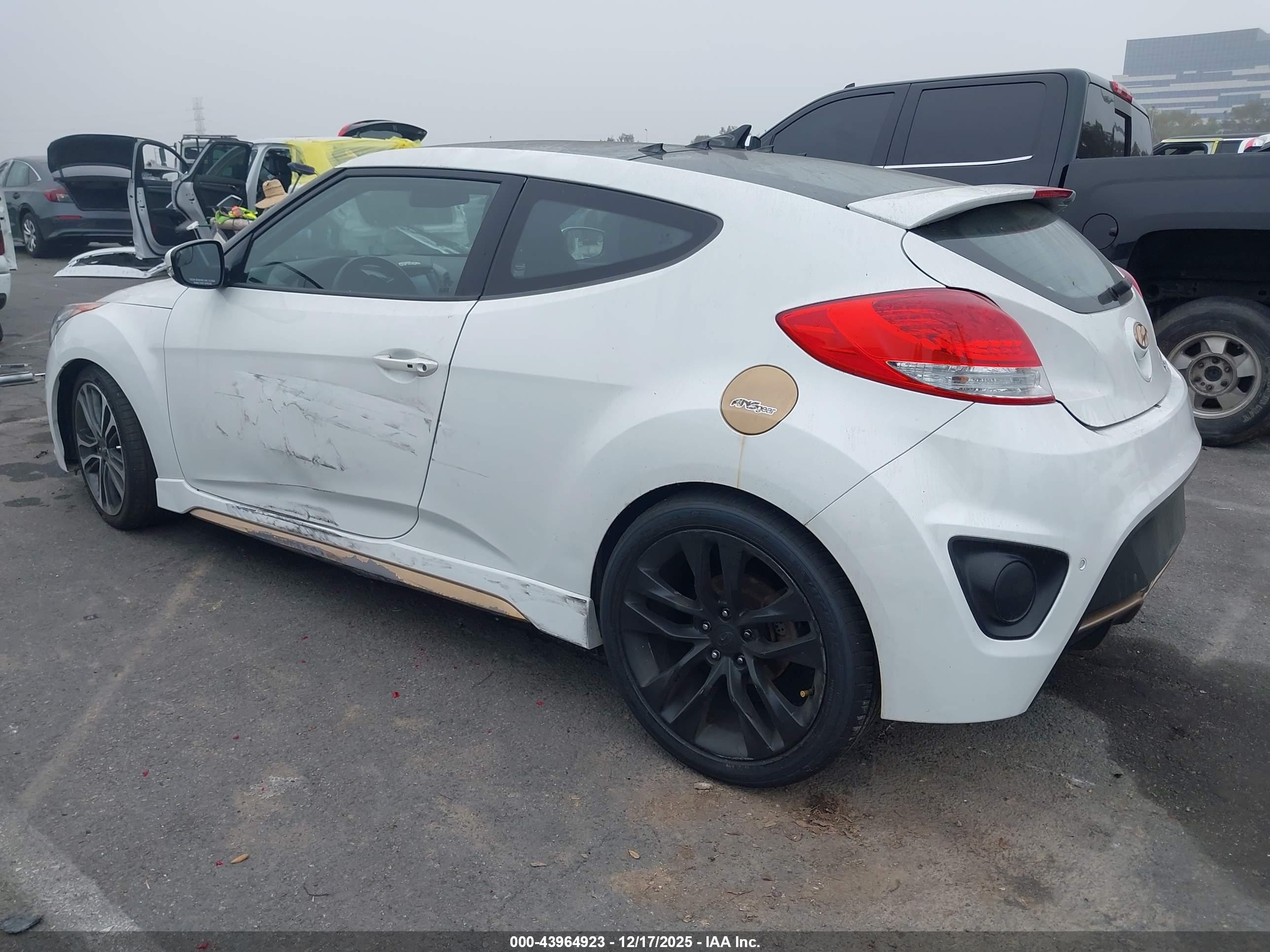 HYUNDAI VELOSTER image 3