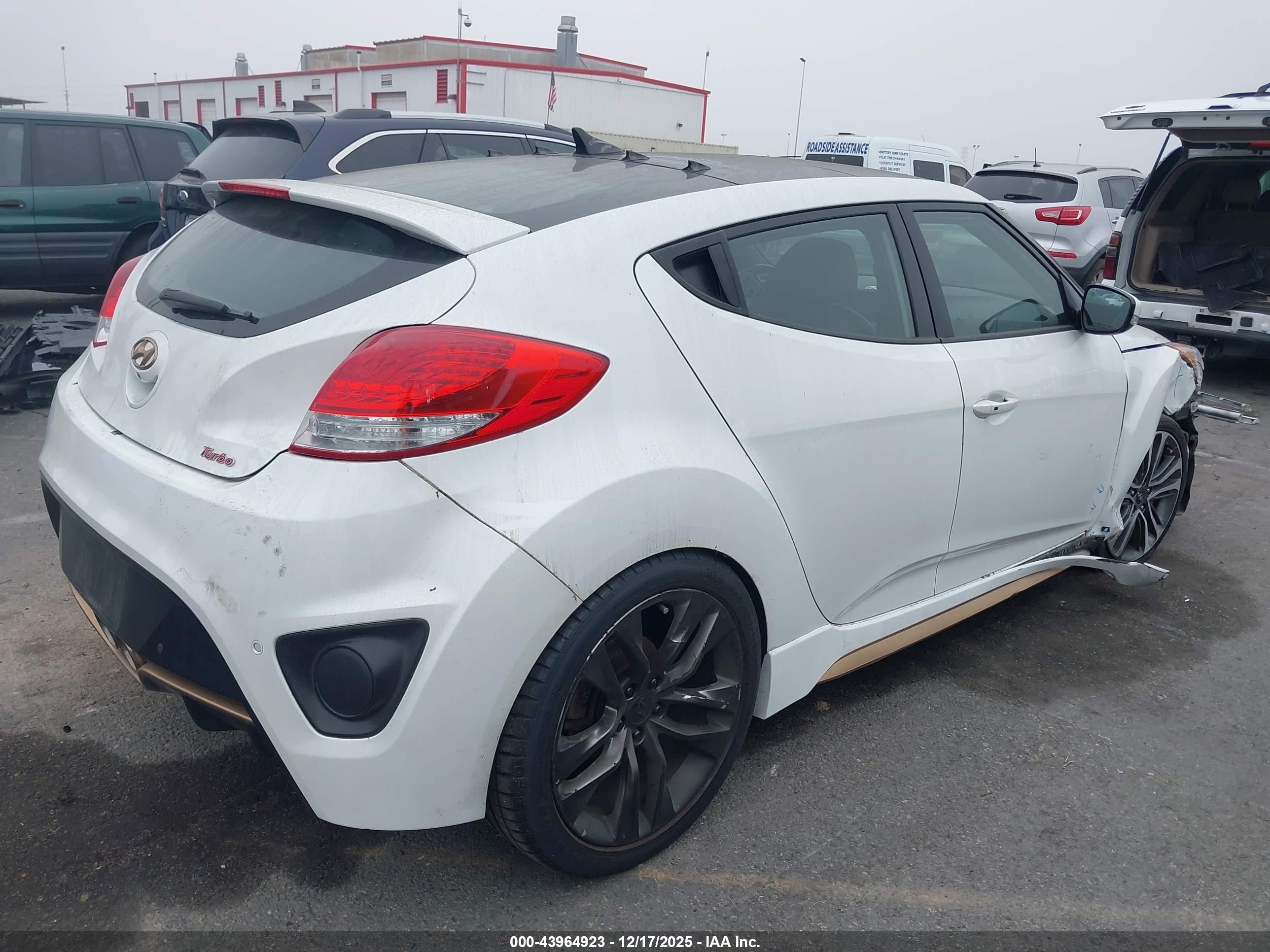 HYUNDAI VELOSTER image 4