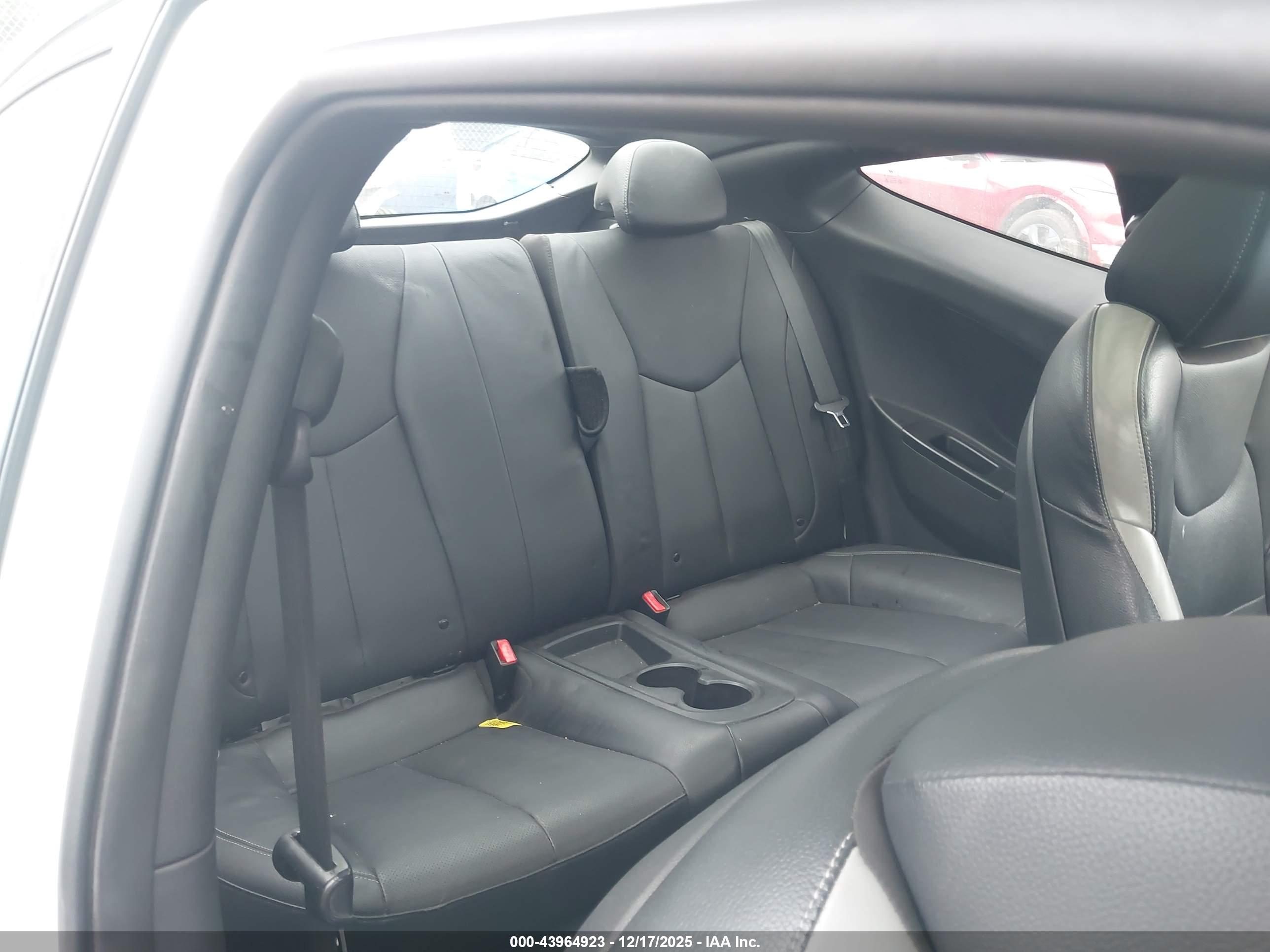 HYUNDAI VELOSTER image 8