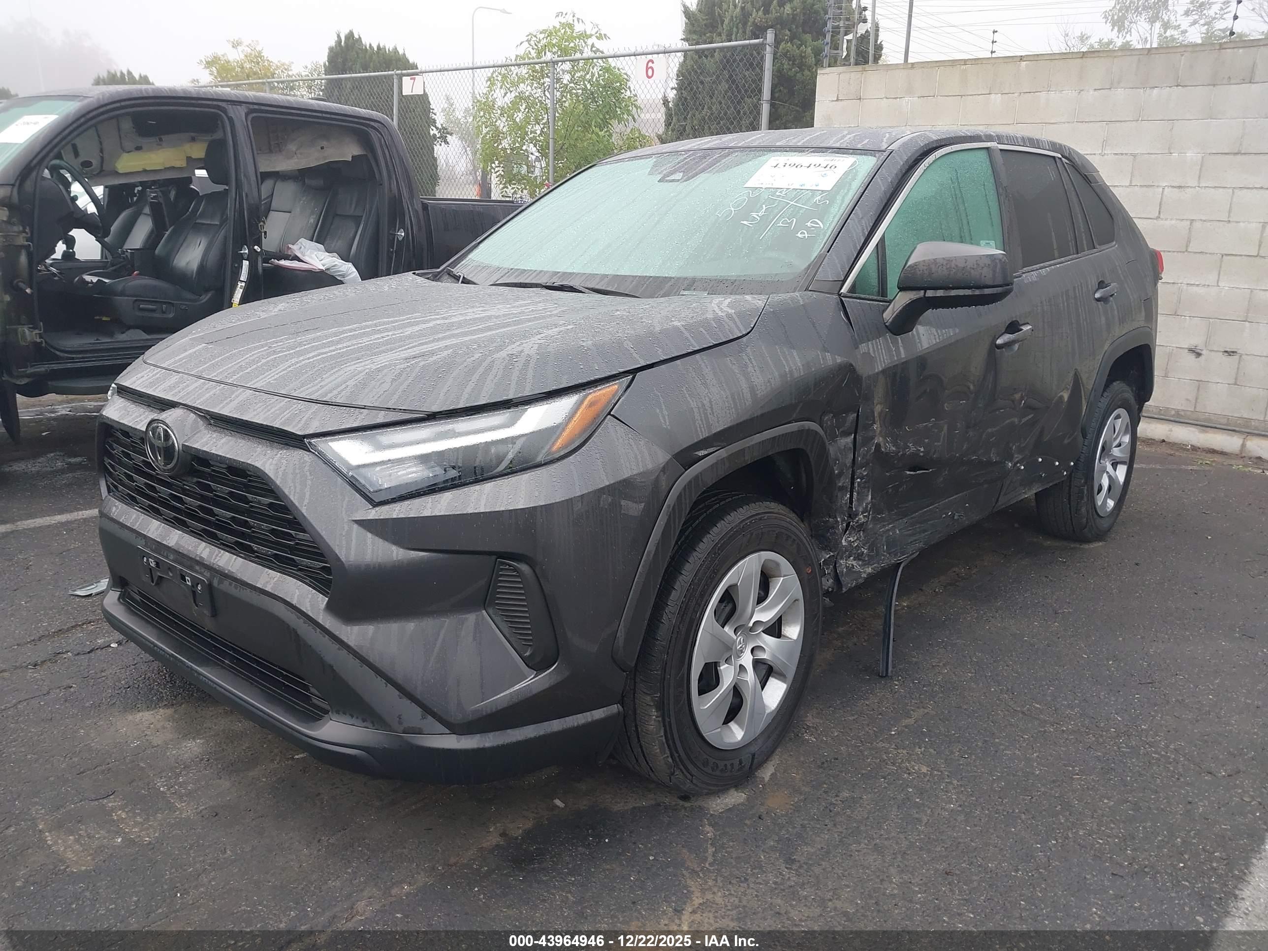 TOYOTA RAV4 image 2