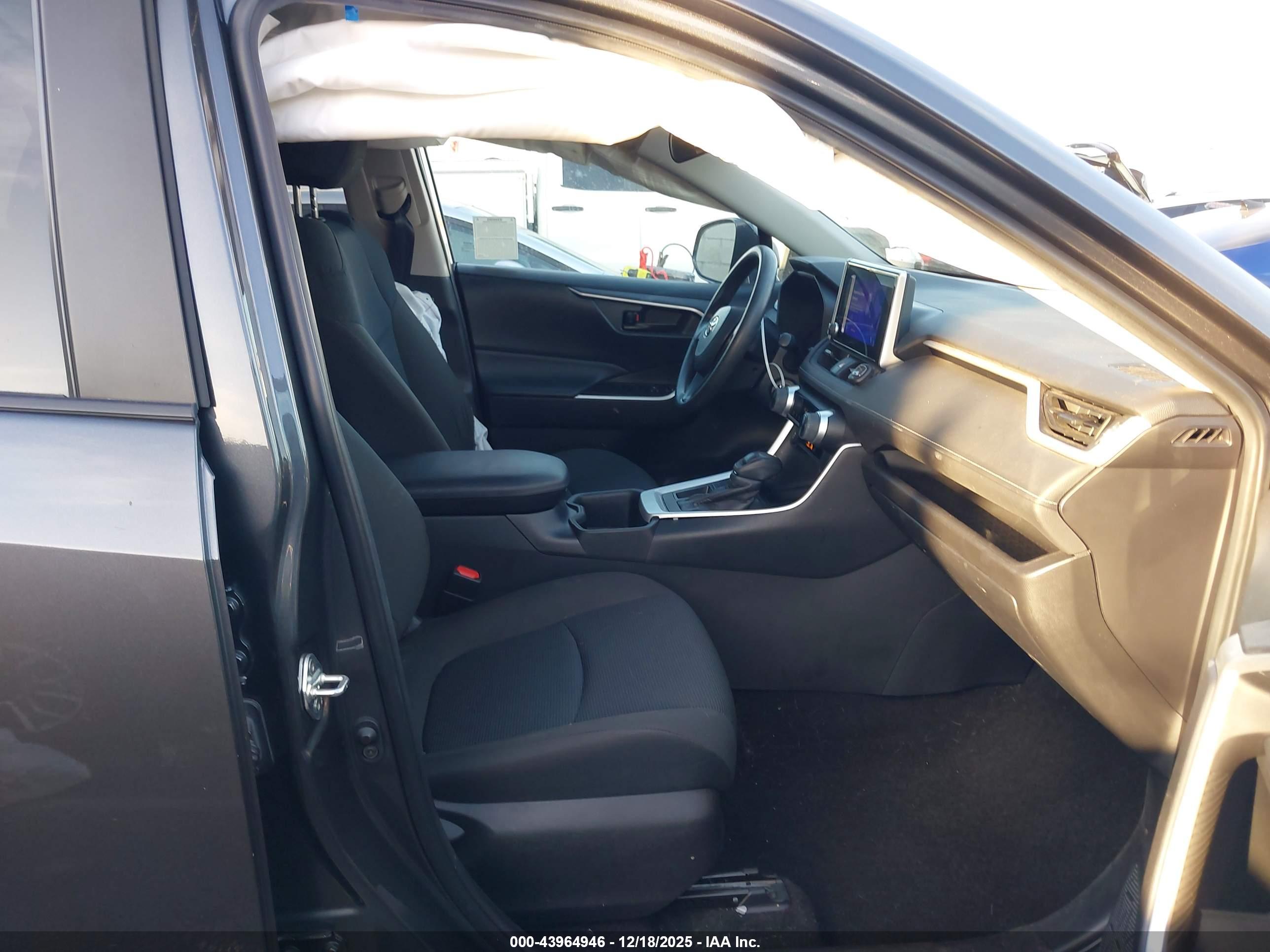 TOYOTA RAV4 image 5