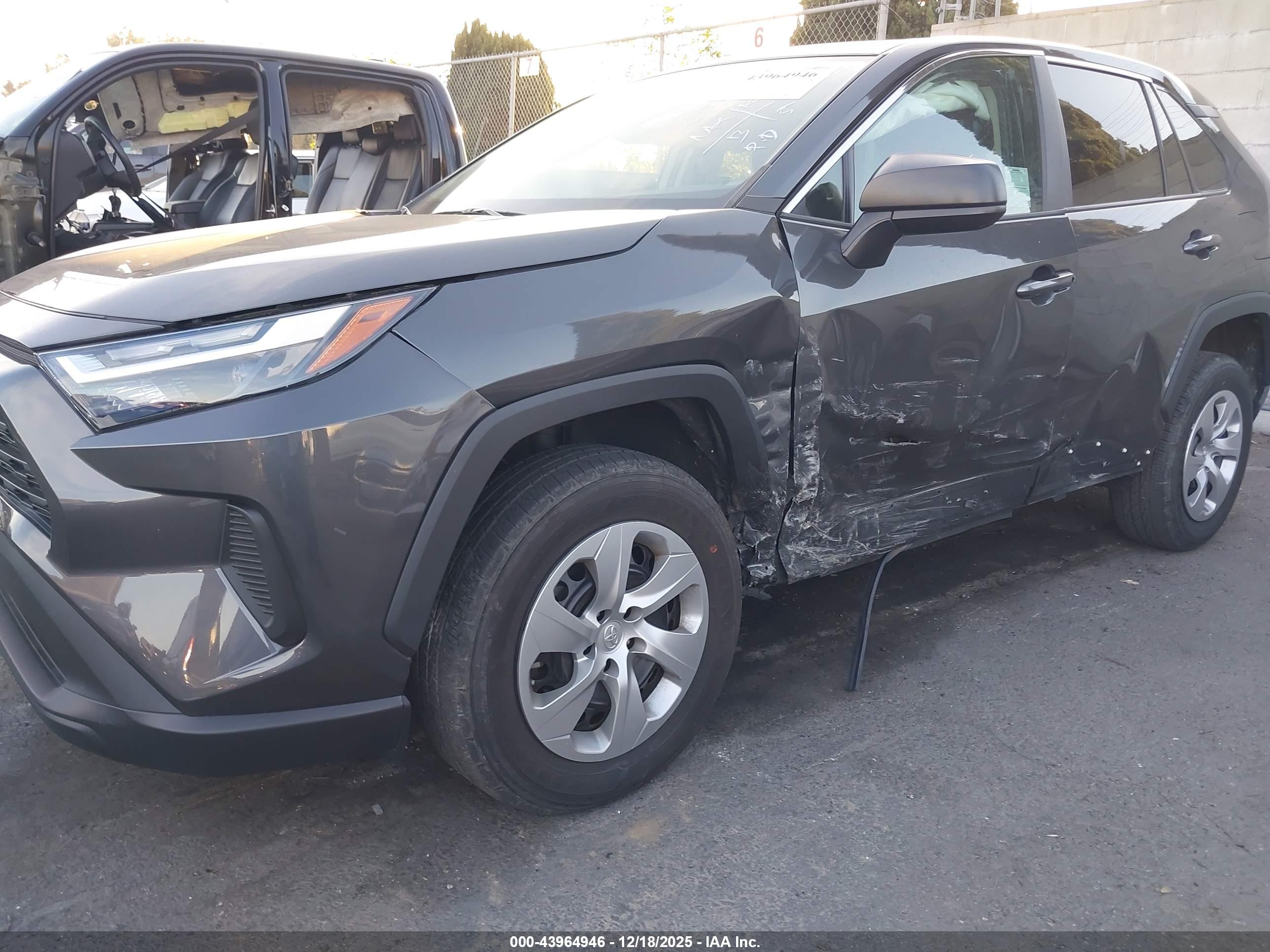 TOYOTA RAV4 image 6