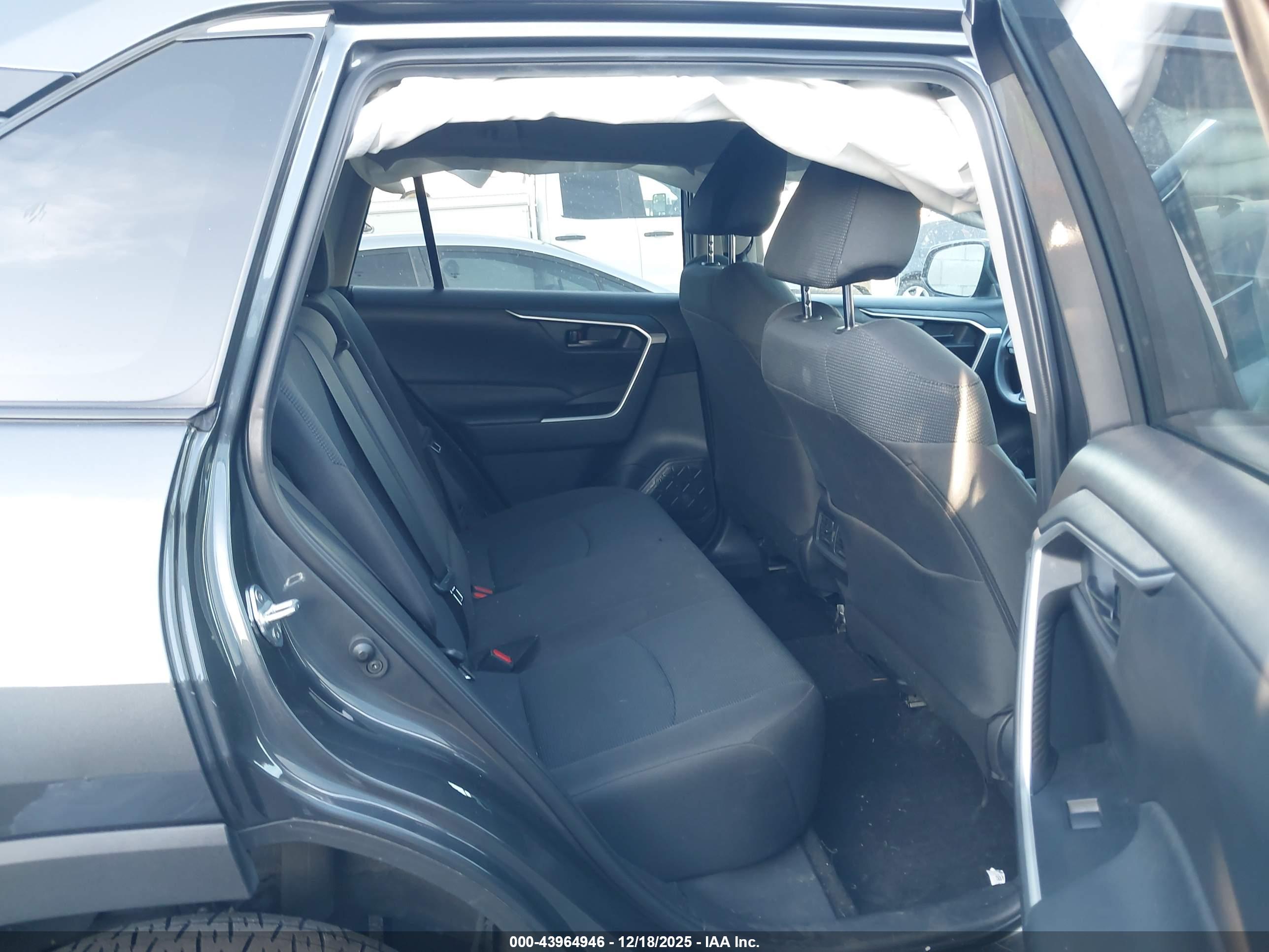 TOYOTA RAV4 image 8