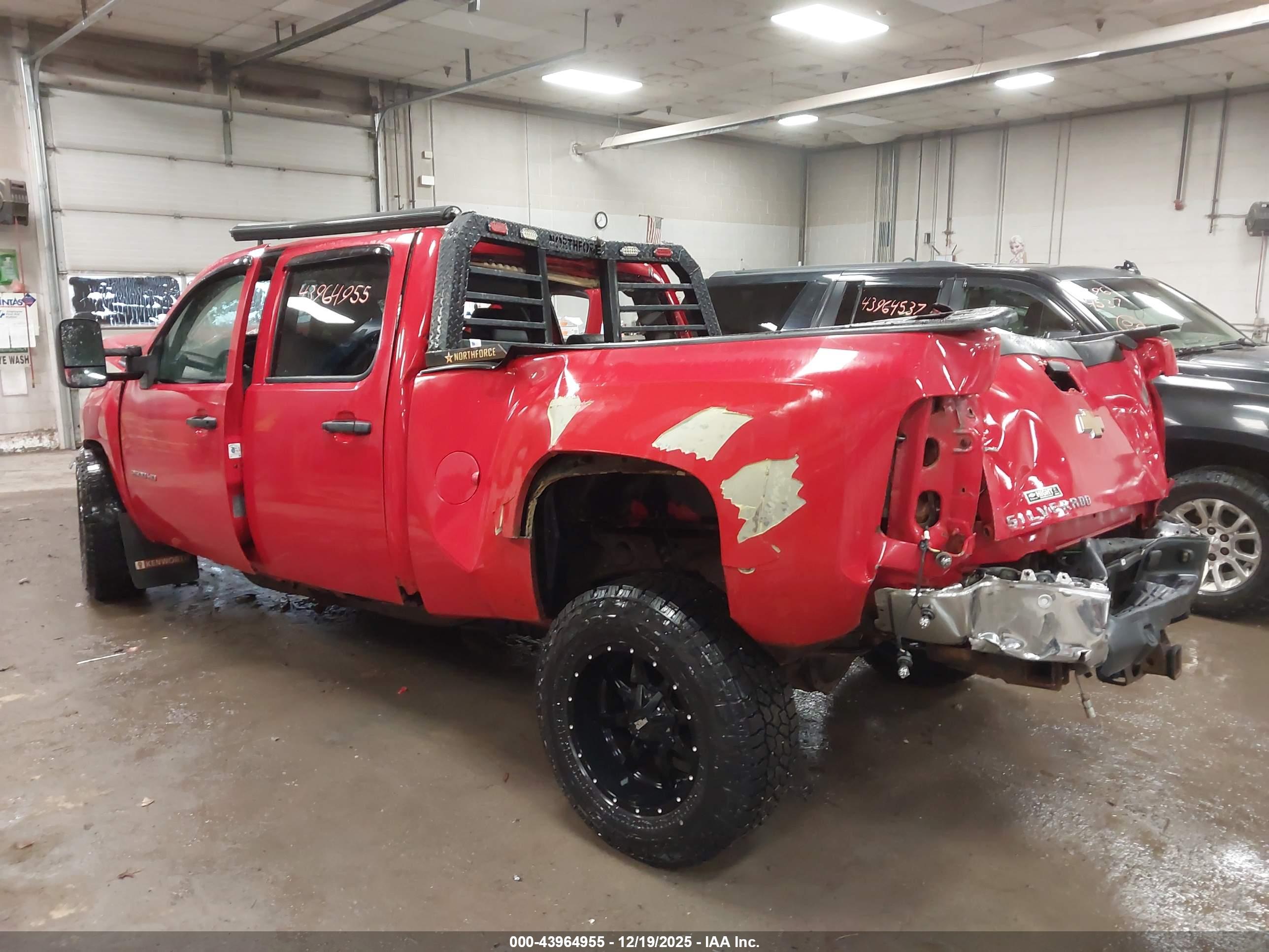 CHEVROLET SILVERADO image 3