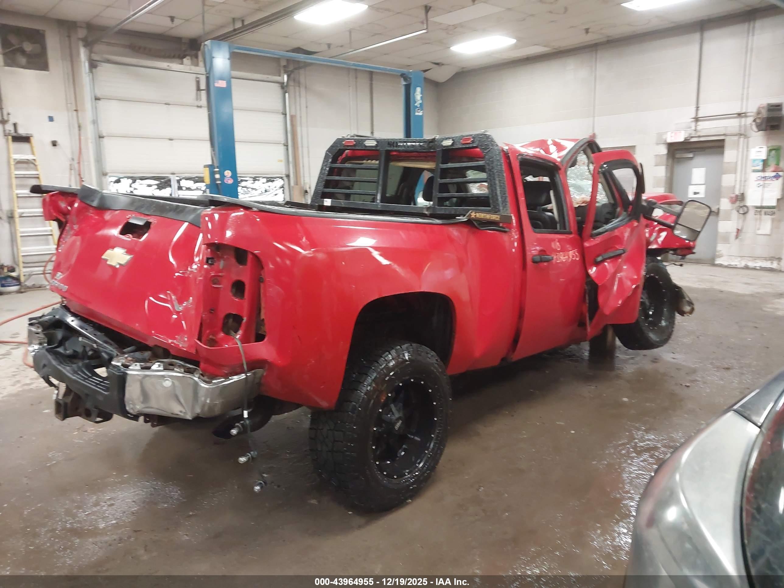 CHEVROLET SILVERADO image 4