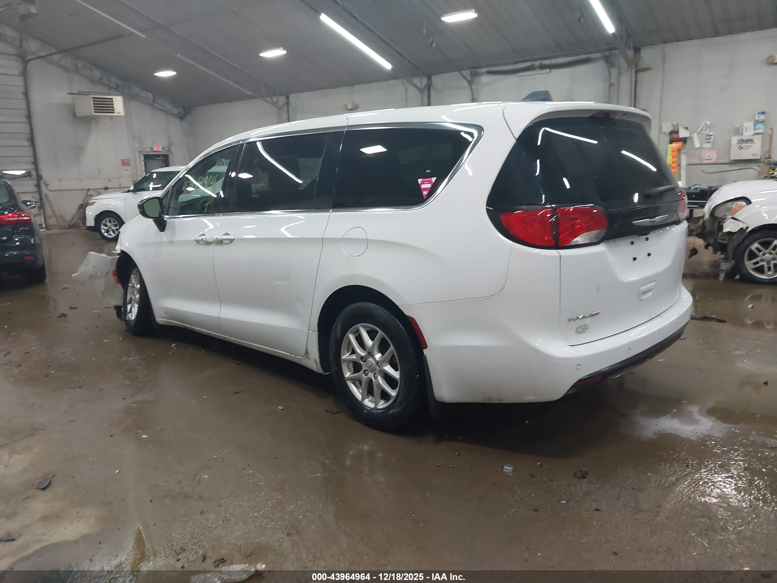 CHRYSLER VOYAGER image 3