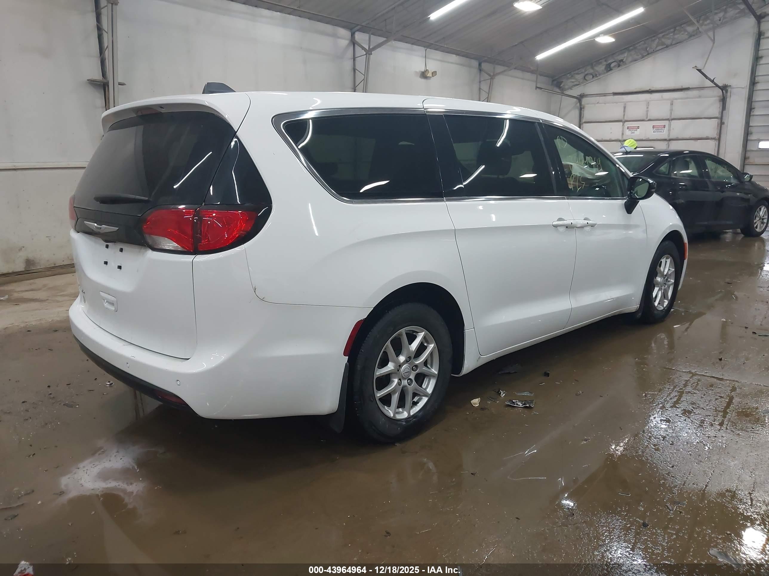 CHRYSLER VOYAGER image 4
