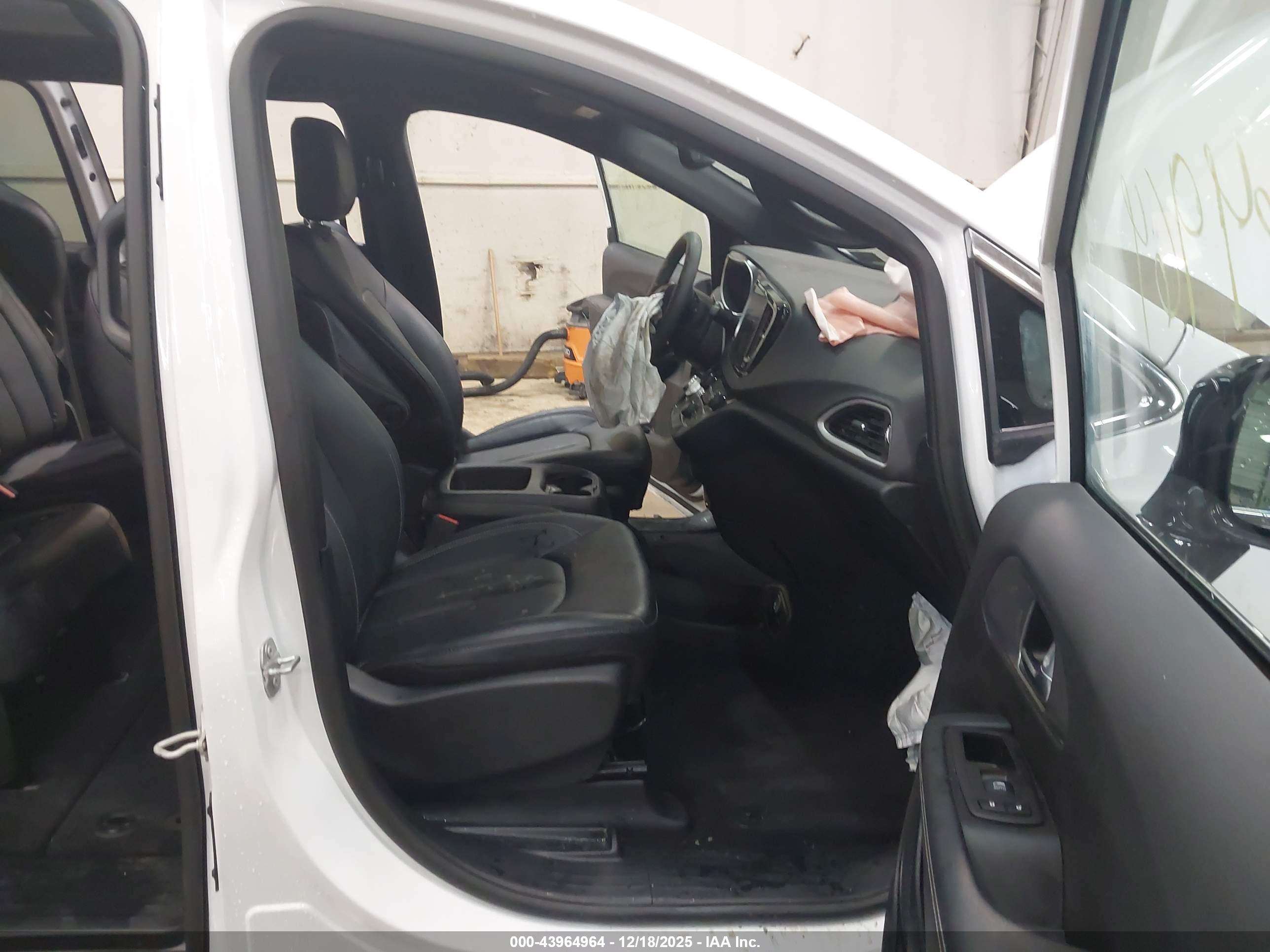 CHRYSLER VOYAGER image 5
