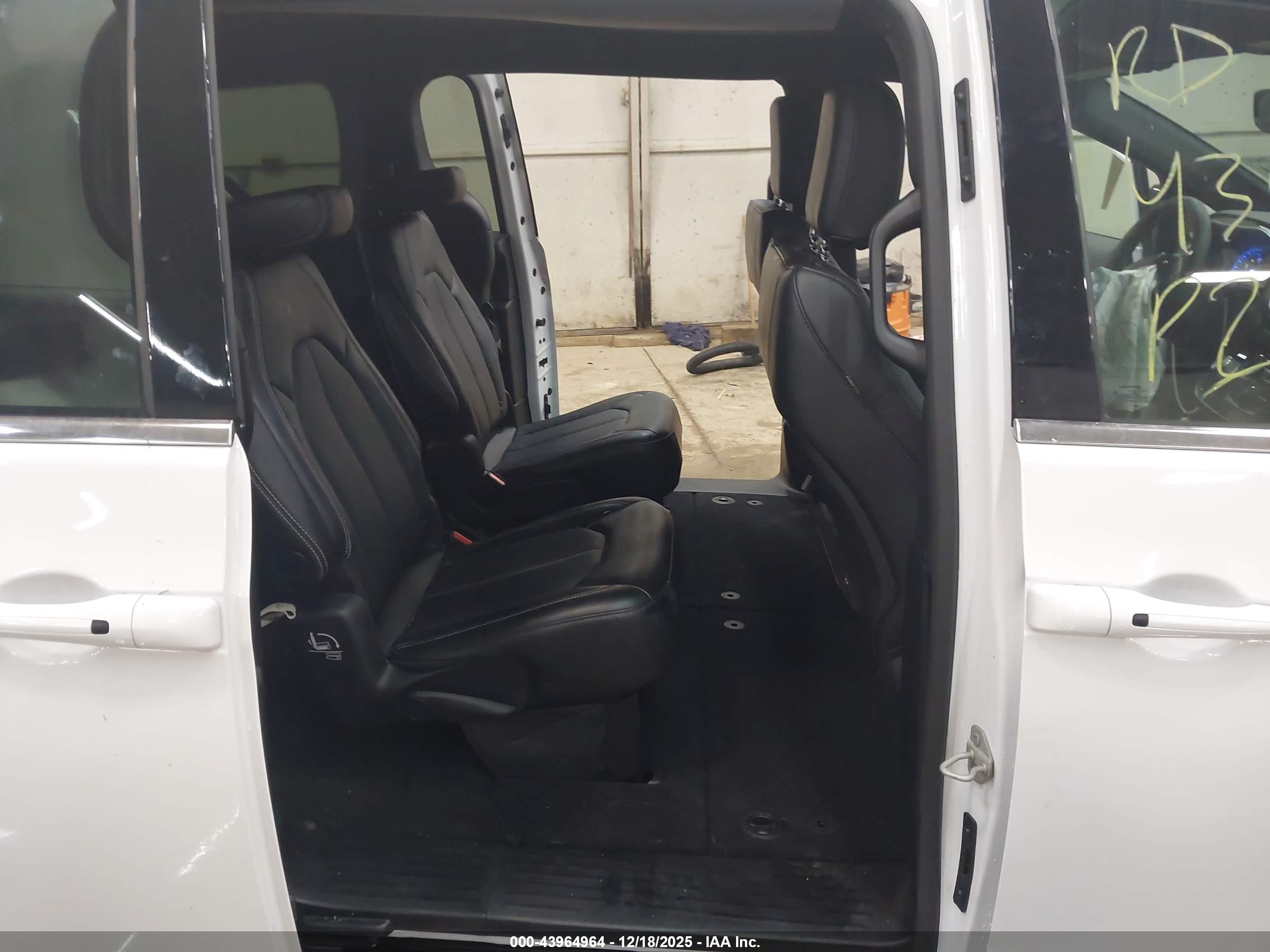 CHRYSLER VOYAGER image 8