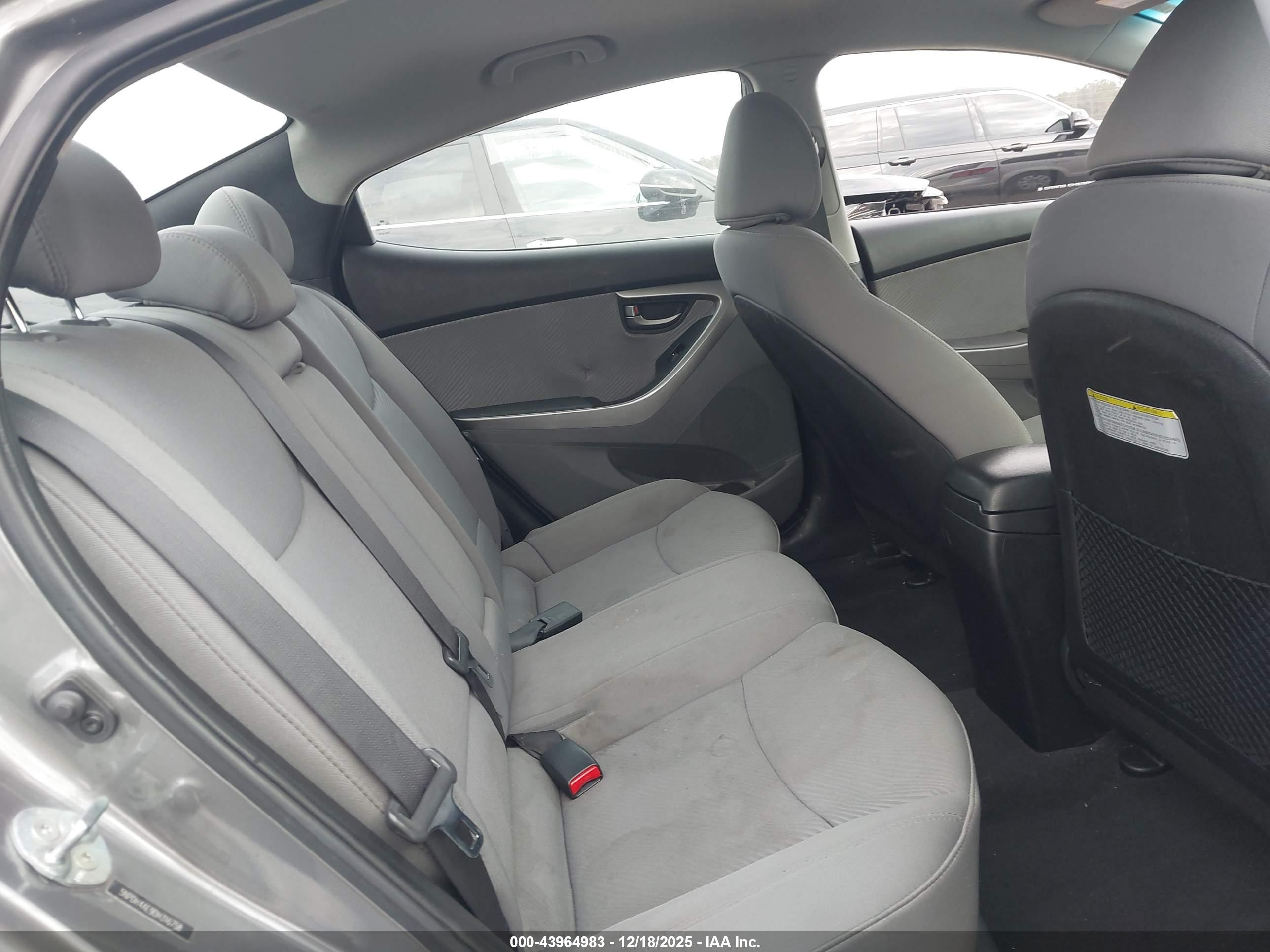 HYUNDAI ELANTRA image 8