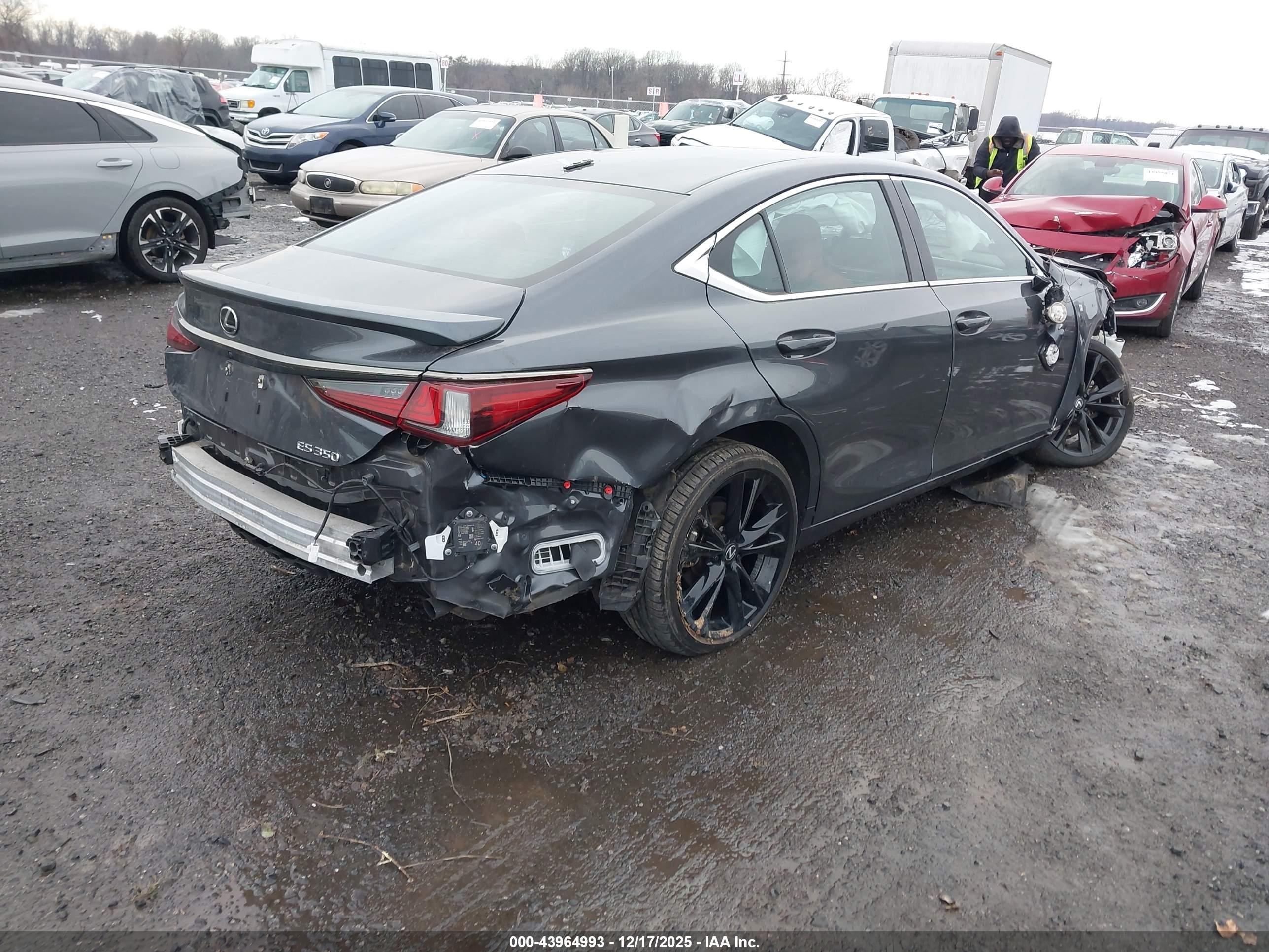 LEXUS ES image 4