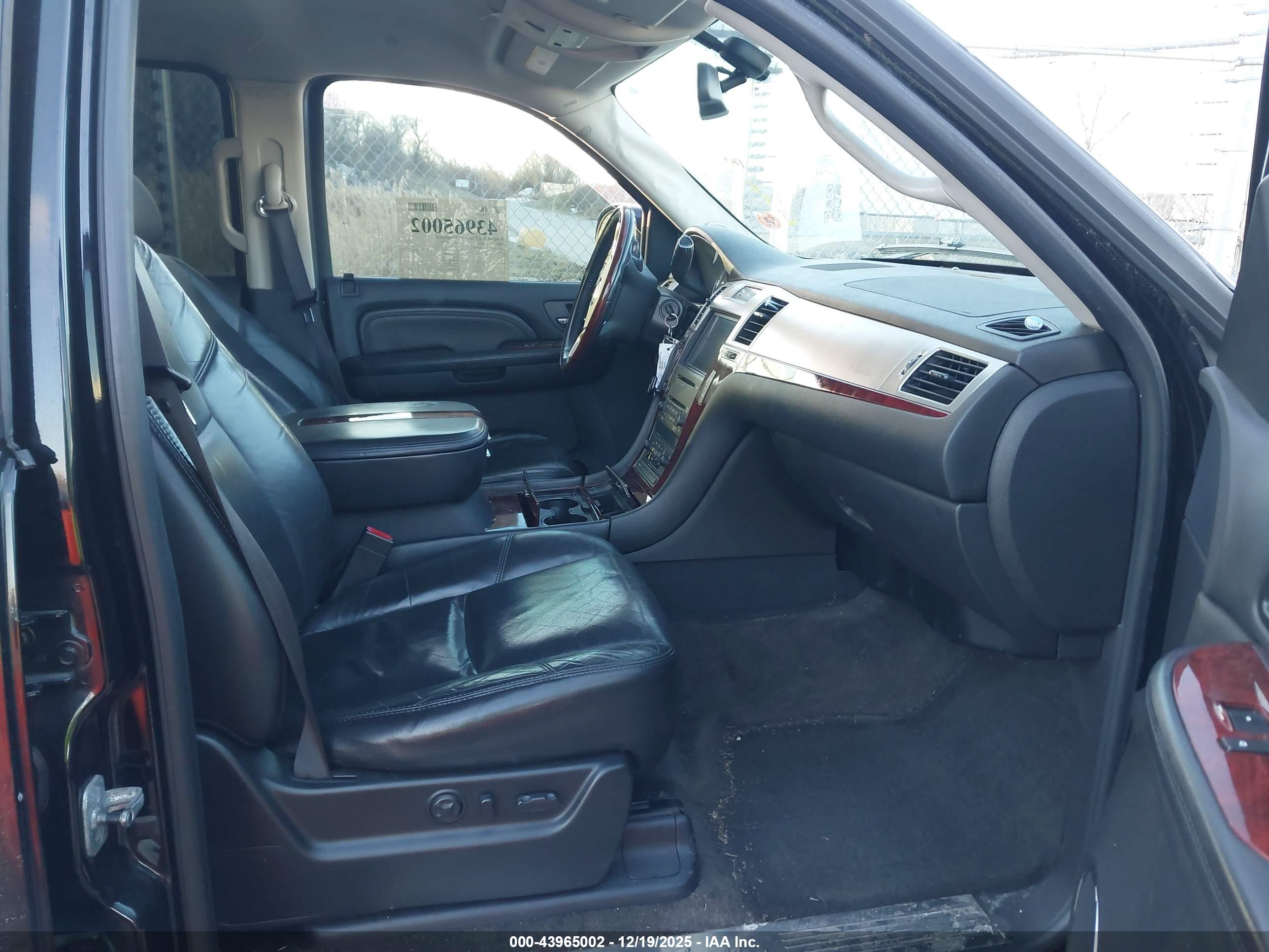 CADILLAC ESCALADE image 5