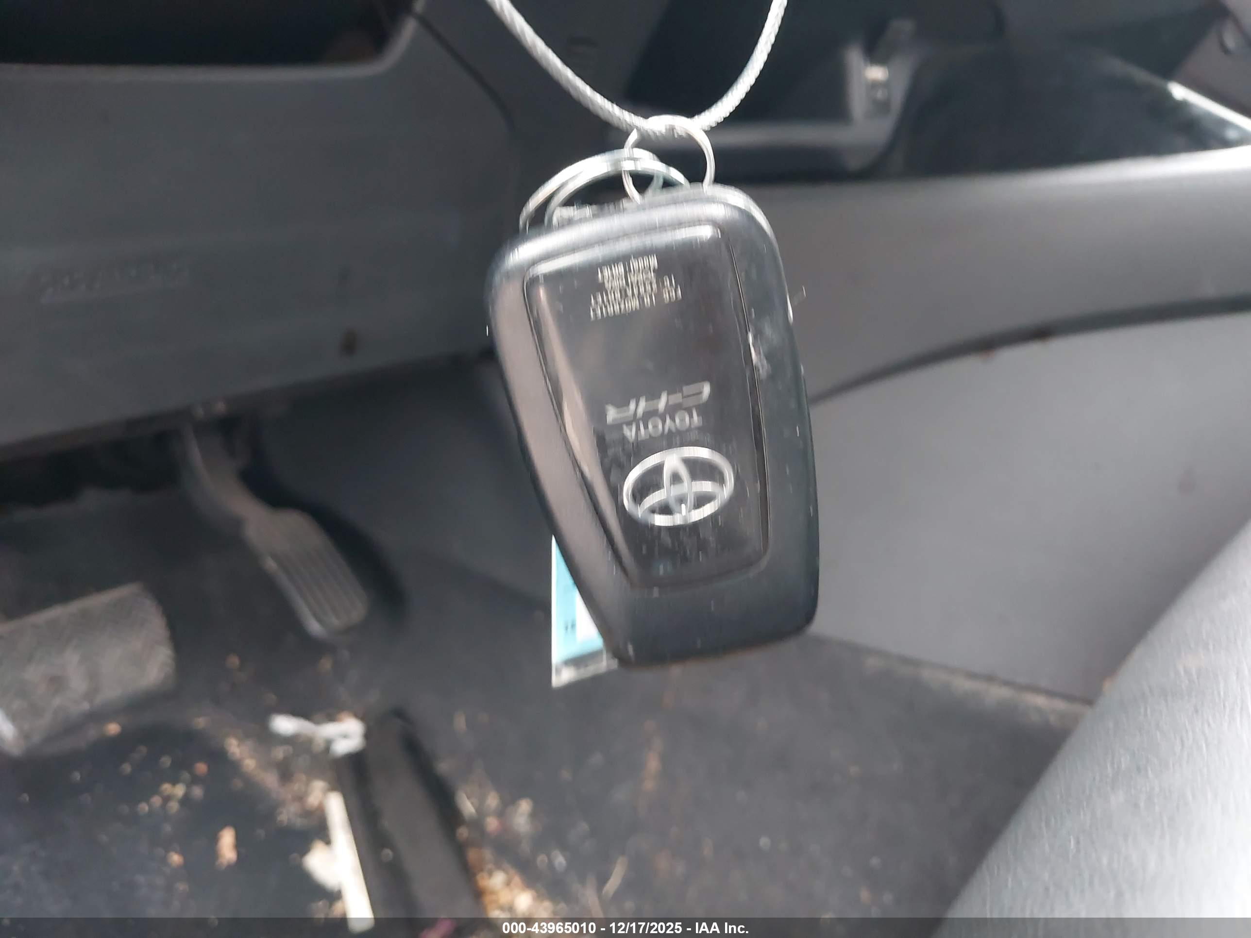 TOYOTA C-HR image 11