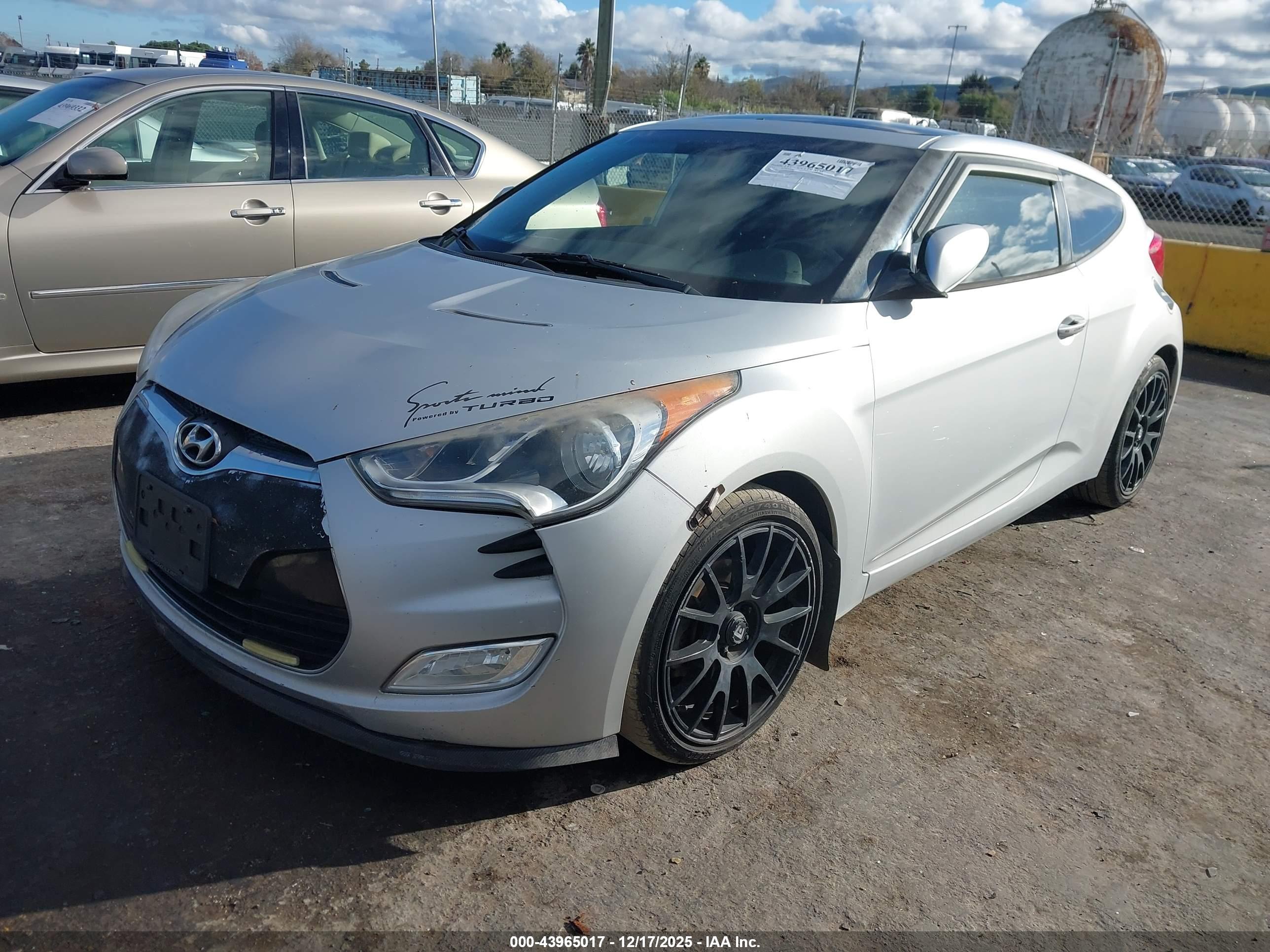 HYUNDAI VELOSTER image 2