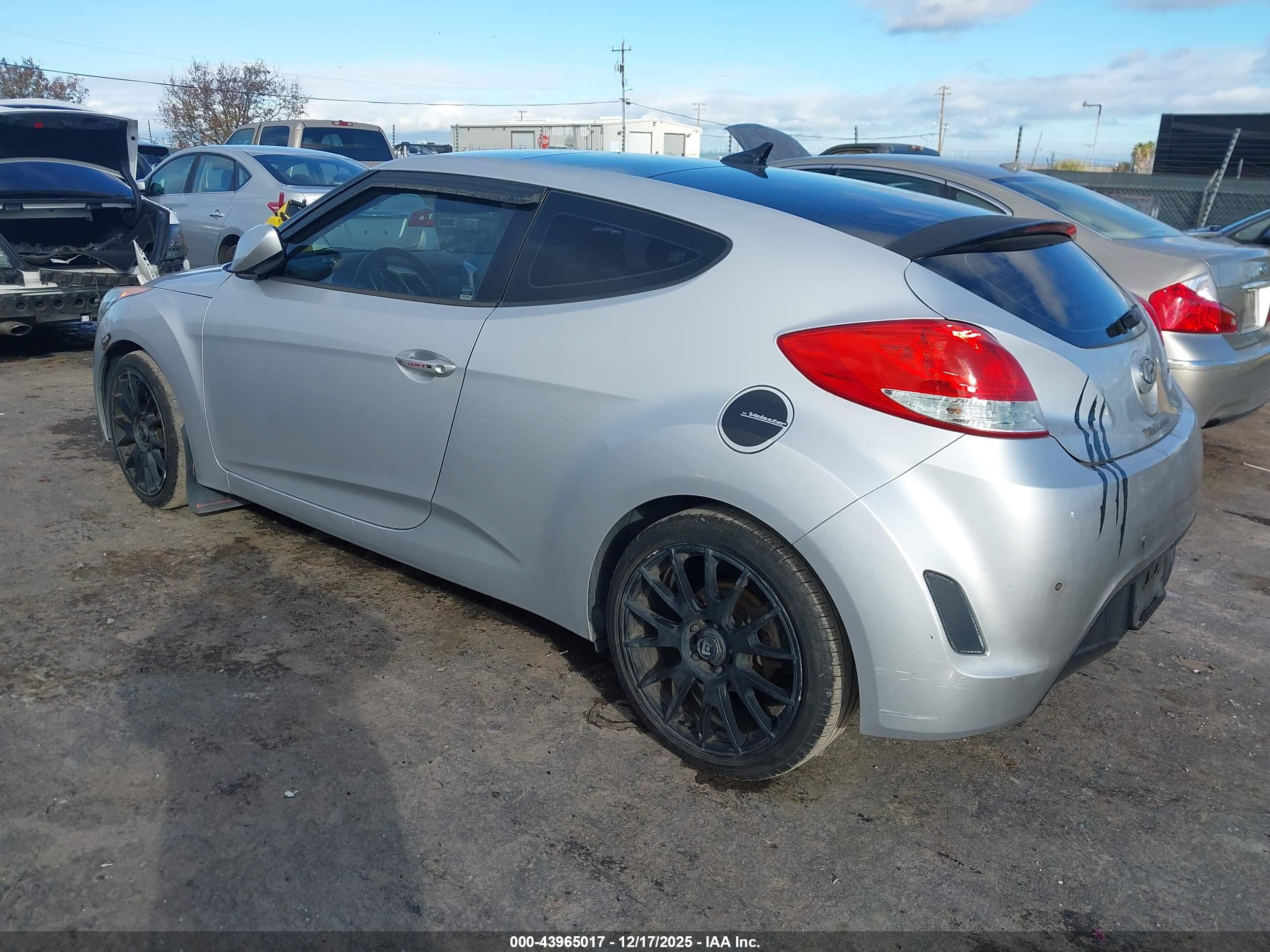HYUNDAI VELOSTER image 3