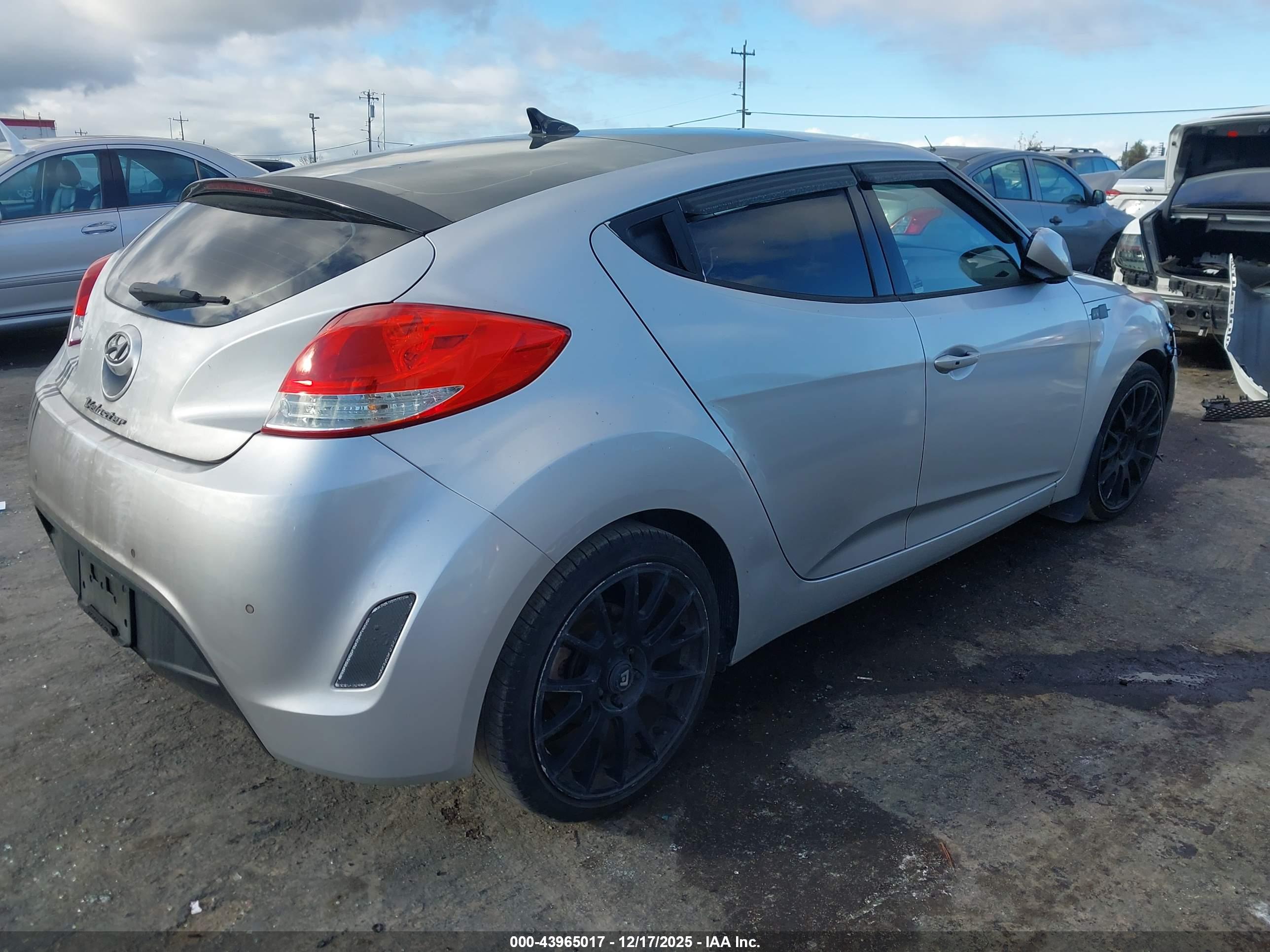 HYUNDAI VELOSTER image 4