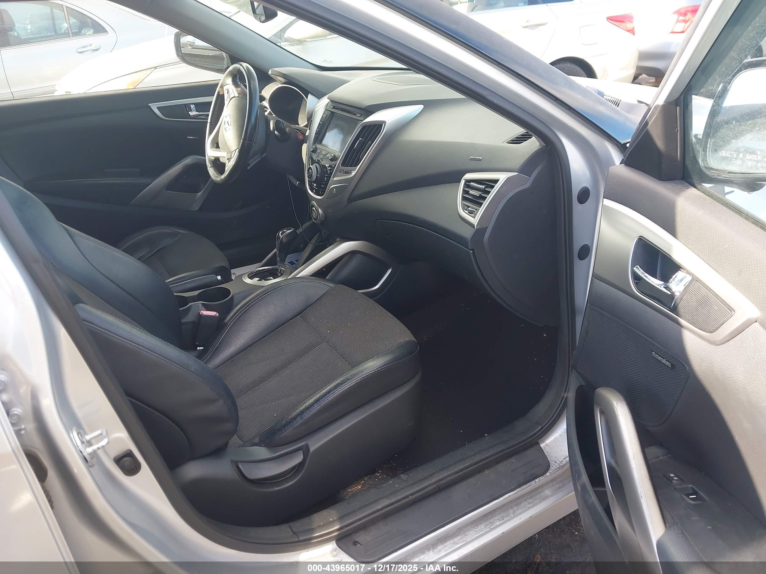 HYUNDAI VELOSTER image 5