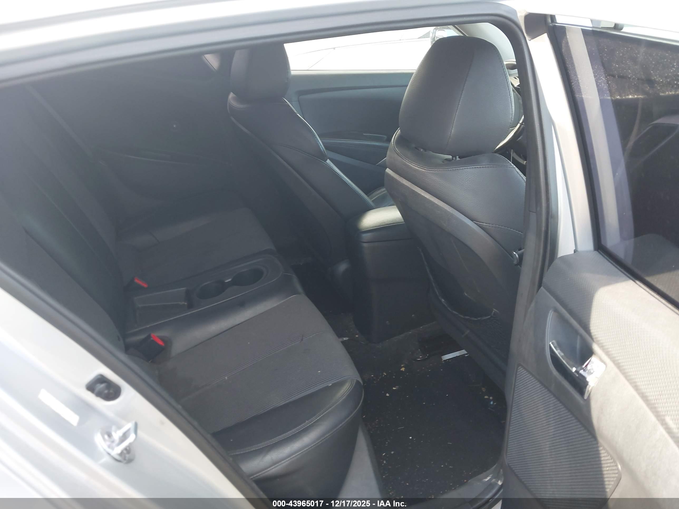 HYUNDAI VELOSTER image 8