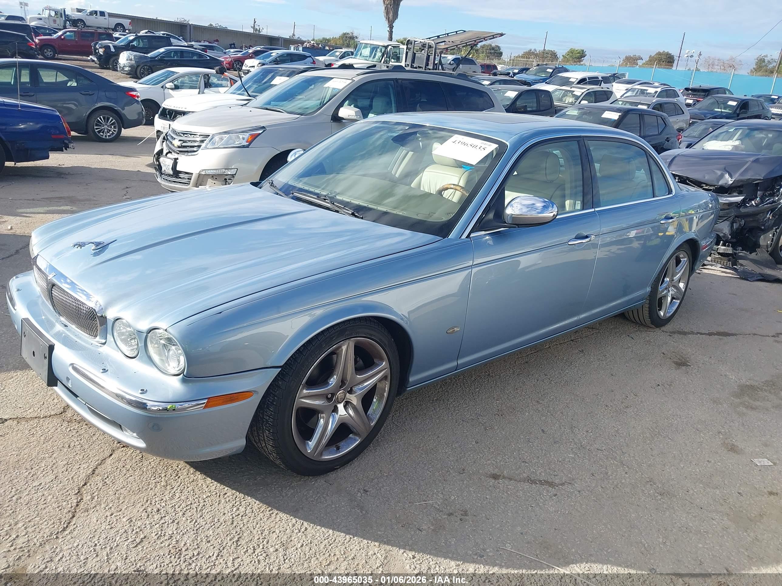 JAGUAR XJ image 2