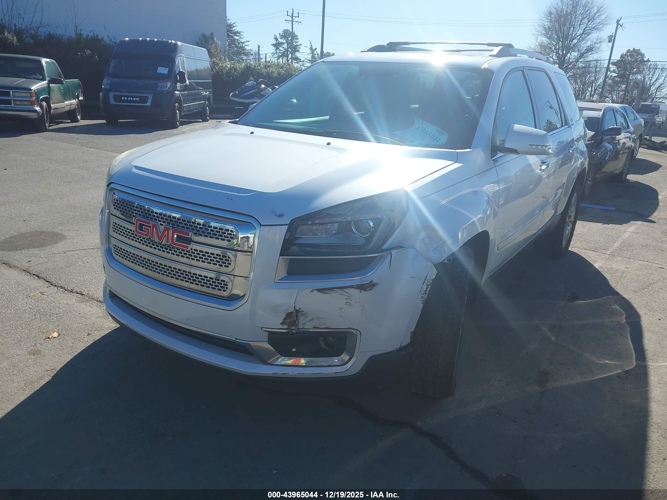GMC ACADIA image 2