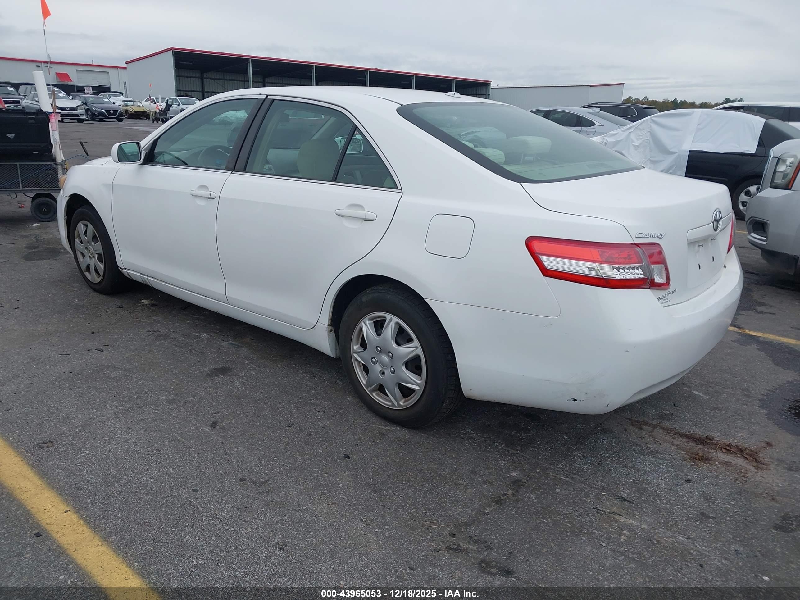 TOYOTA CAMRY image 3