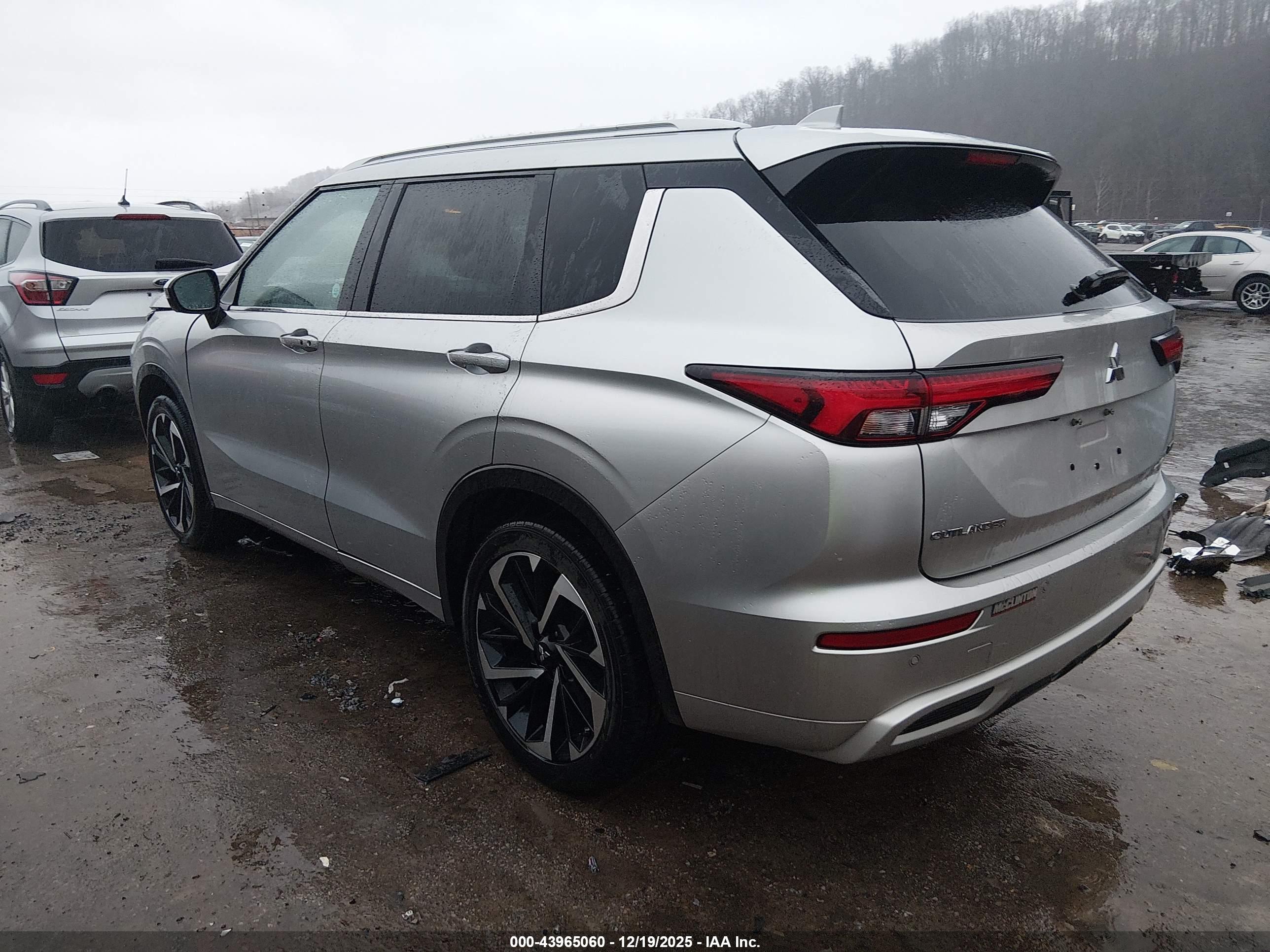 MITSUBISHI OUTLANDER image 3
