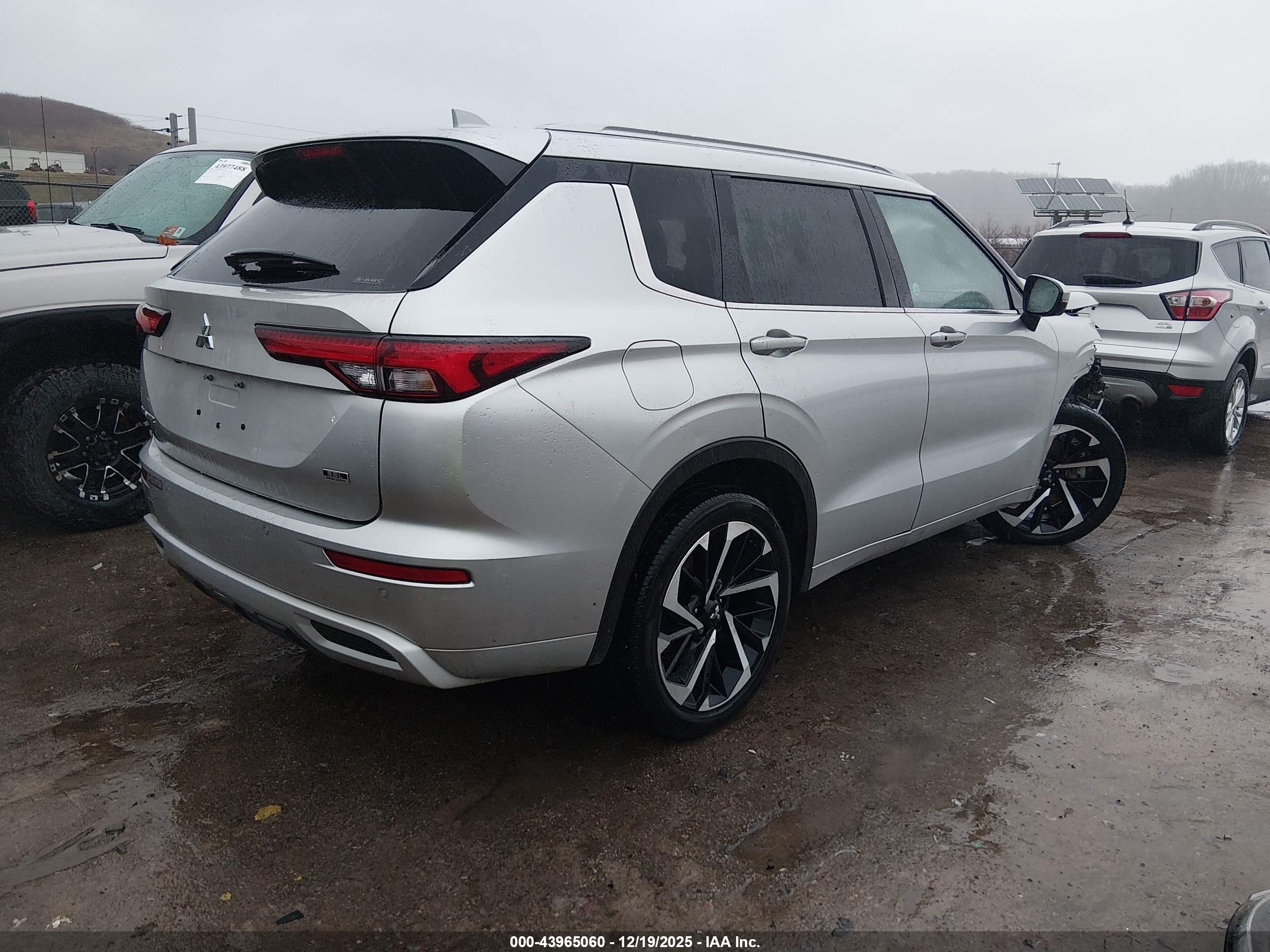 MITSUBISHI OUTLANDER image 4
