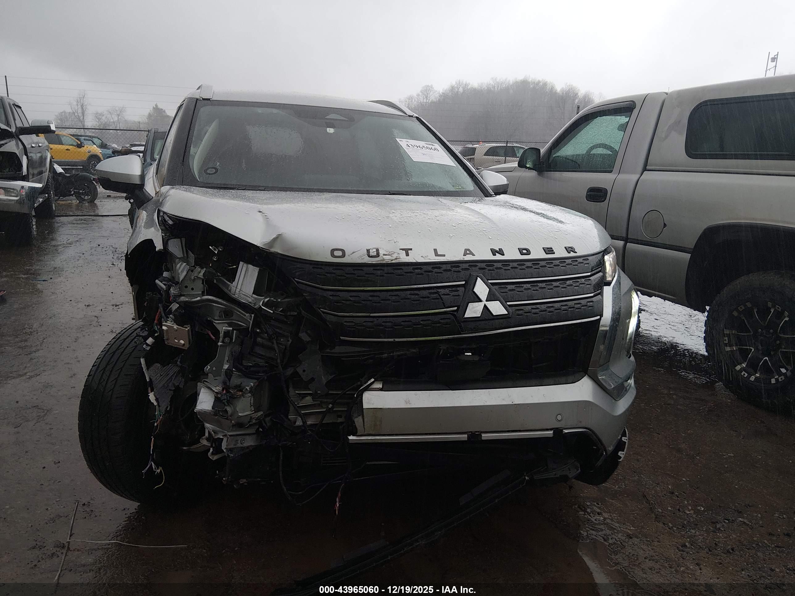 MITSUBISHI OUTLANDER image 6
