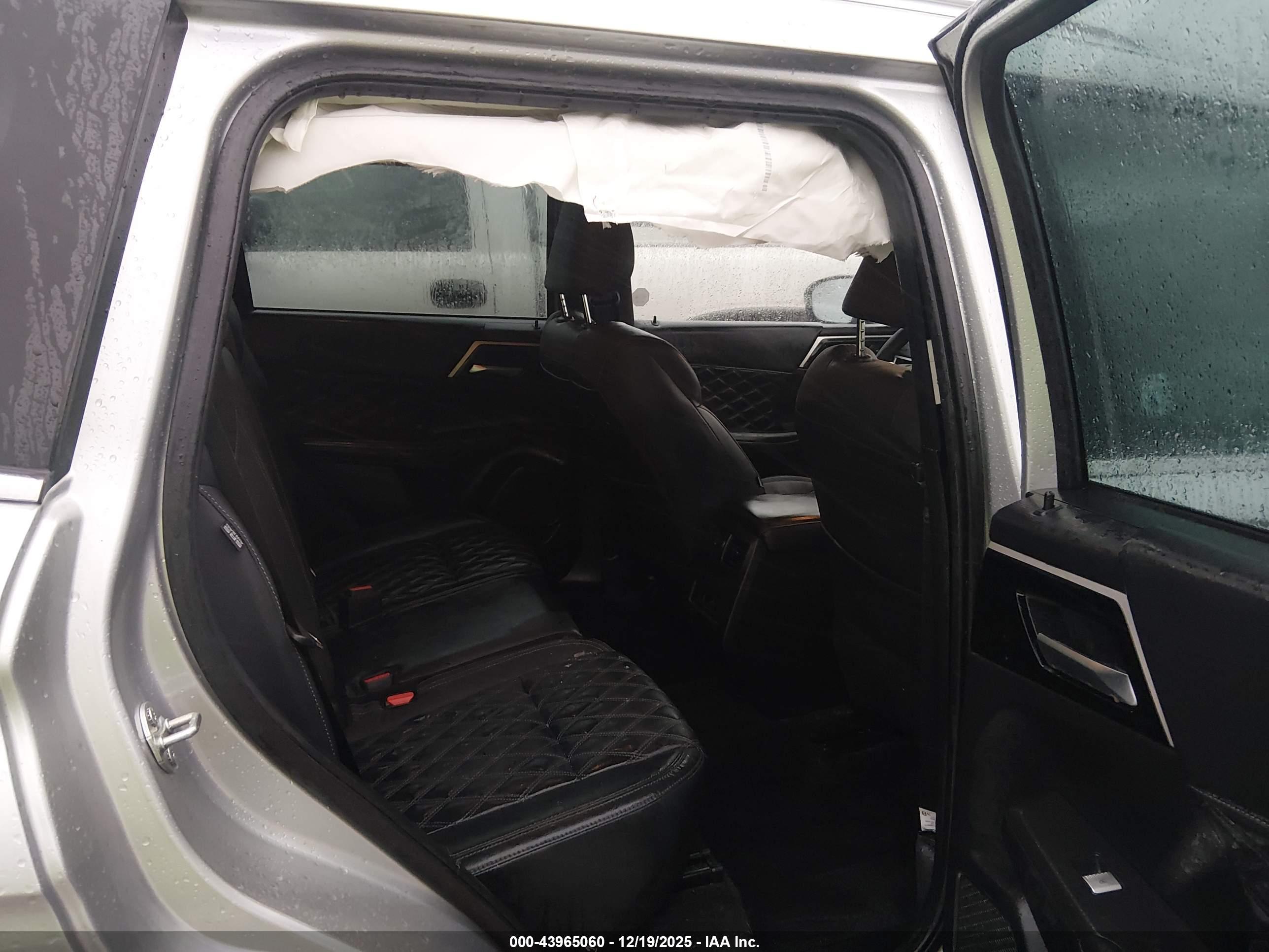 MITSUBISHI OUTLANDER image 8