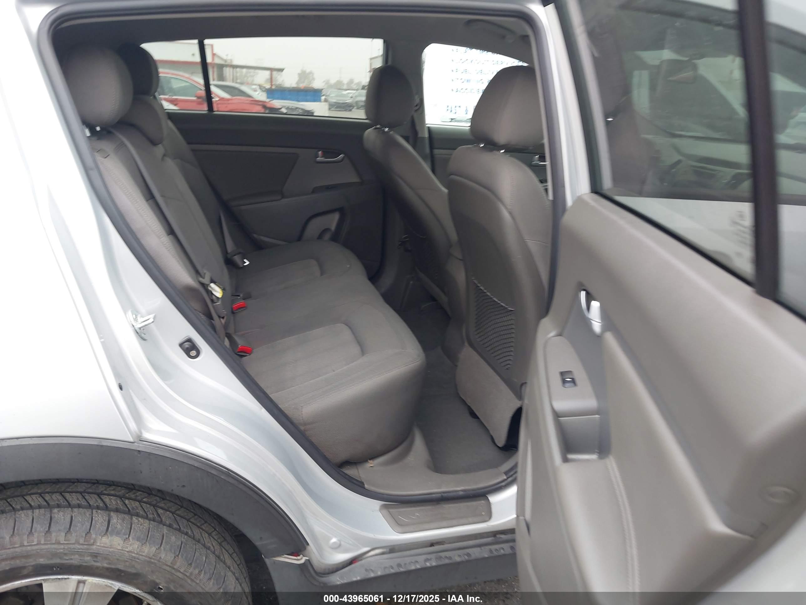 KIA SPORTAGE image 8