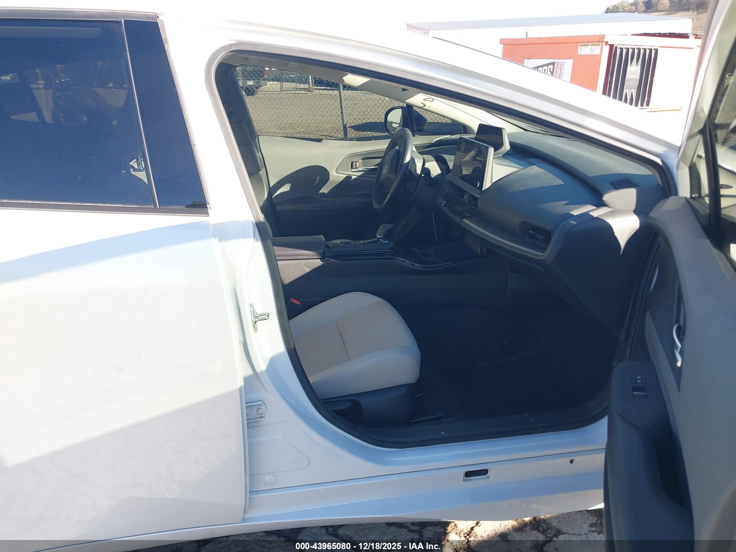 TOYOTA PRIUS image 5
