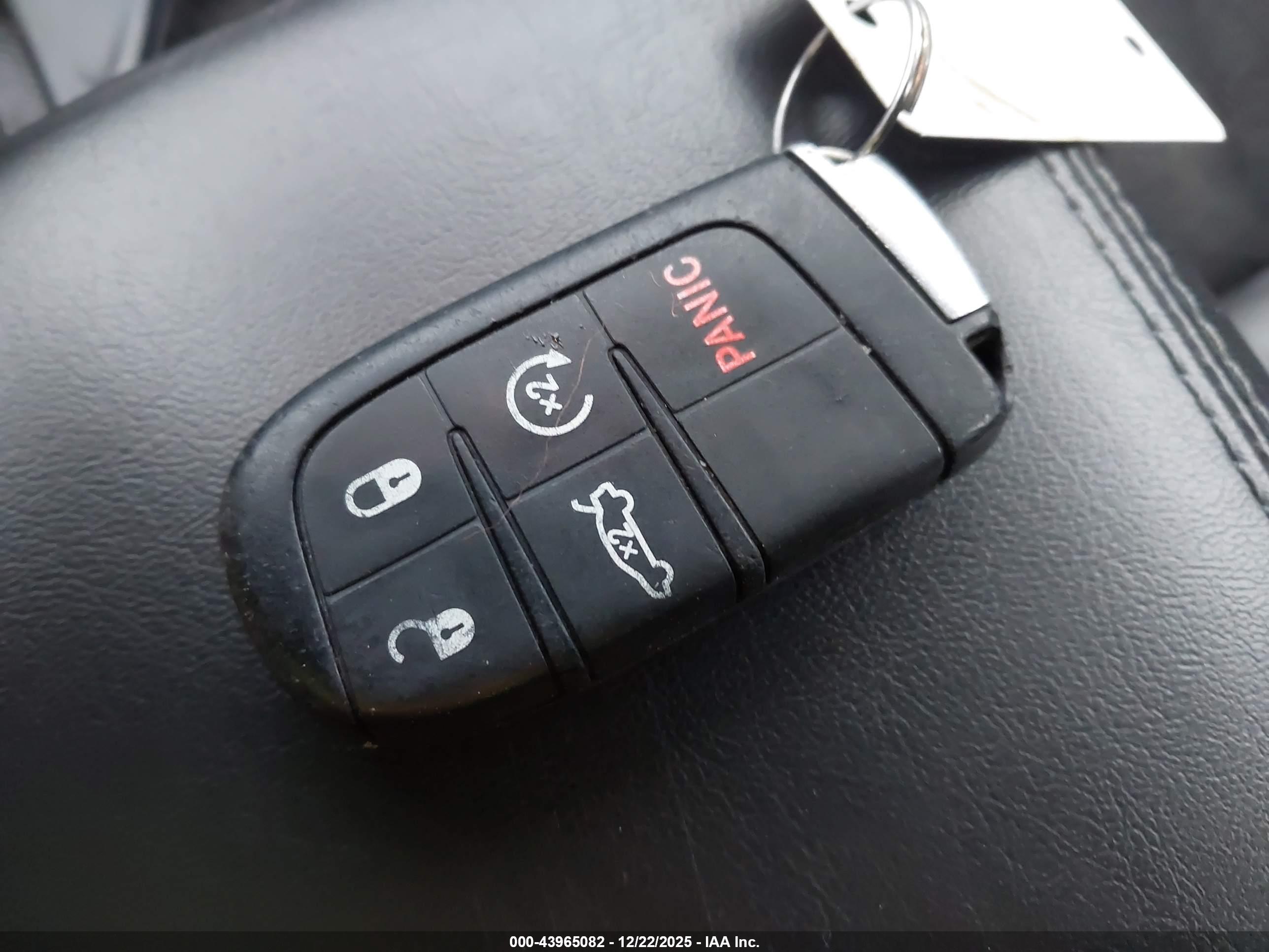 CHRYSLER 200 image 11