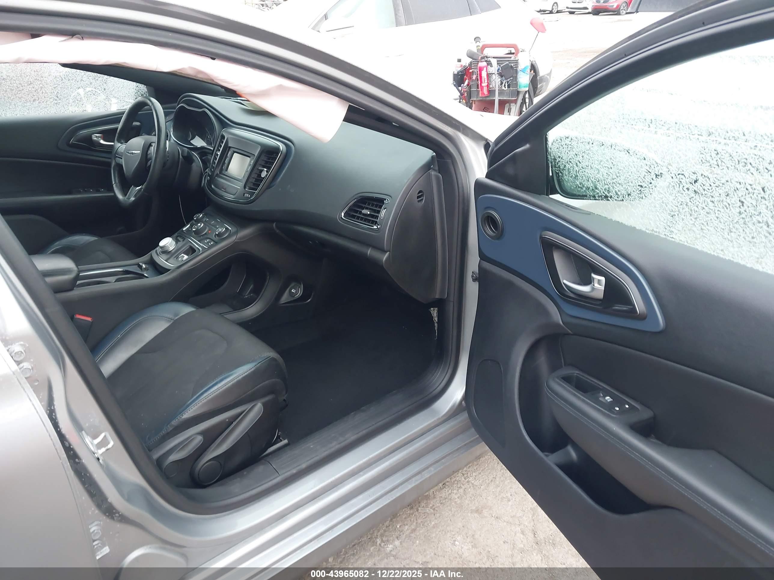 CHRYSLER 200 image 5