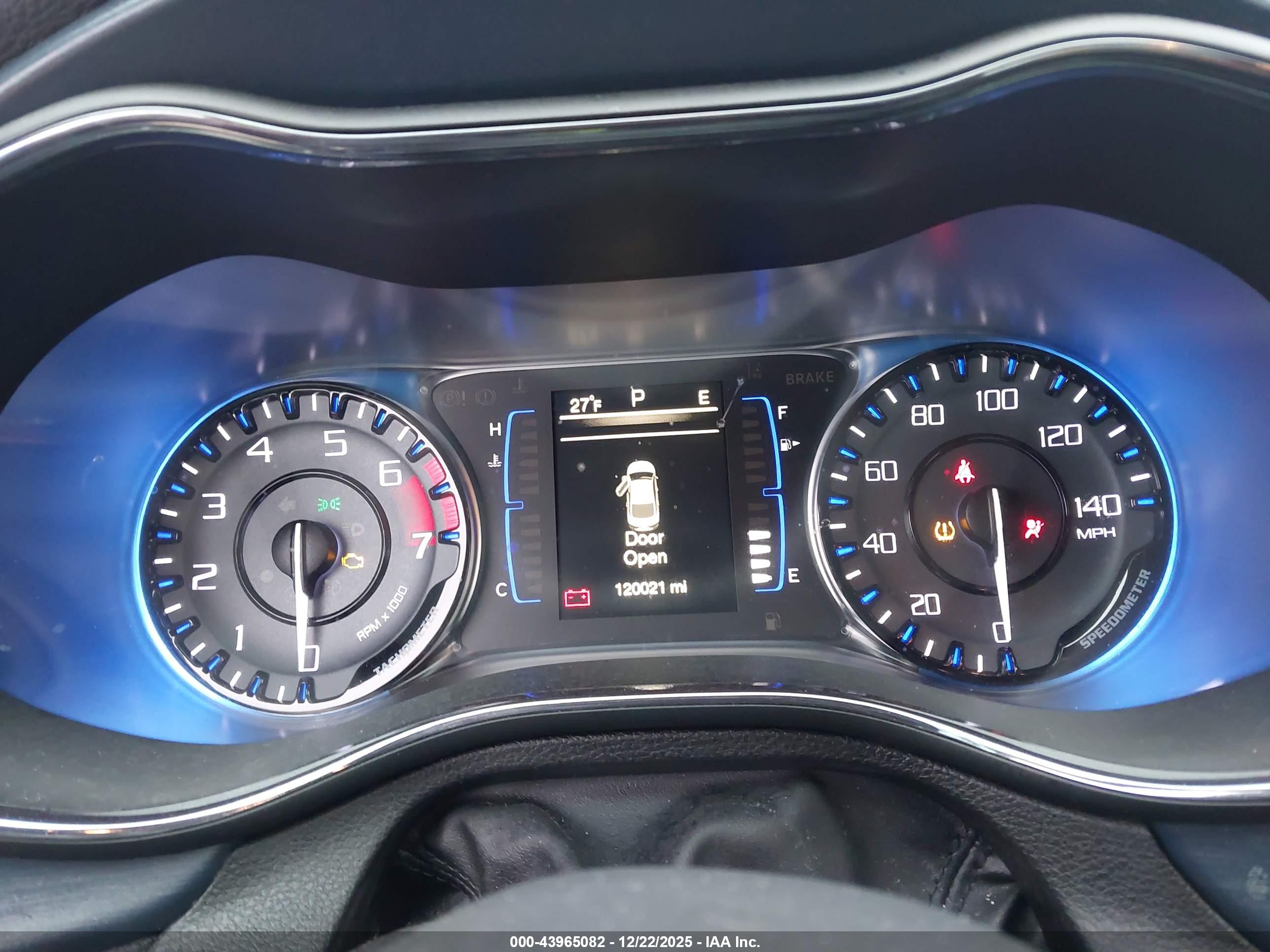 CHRYSLER 200 image 7