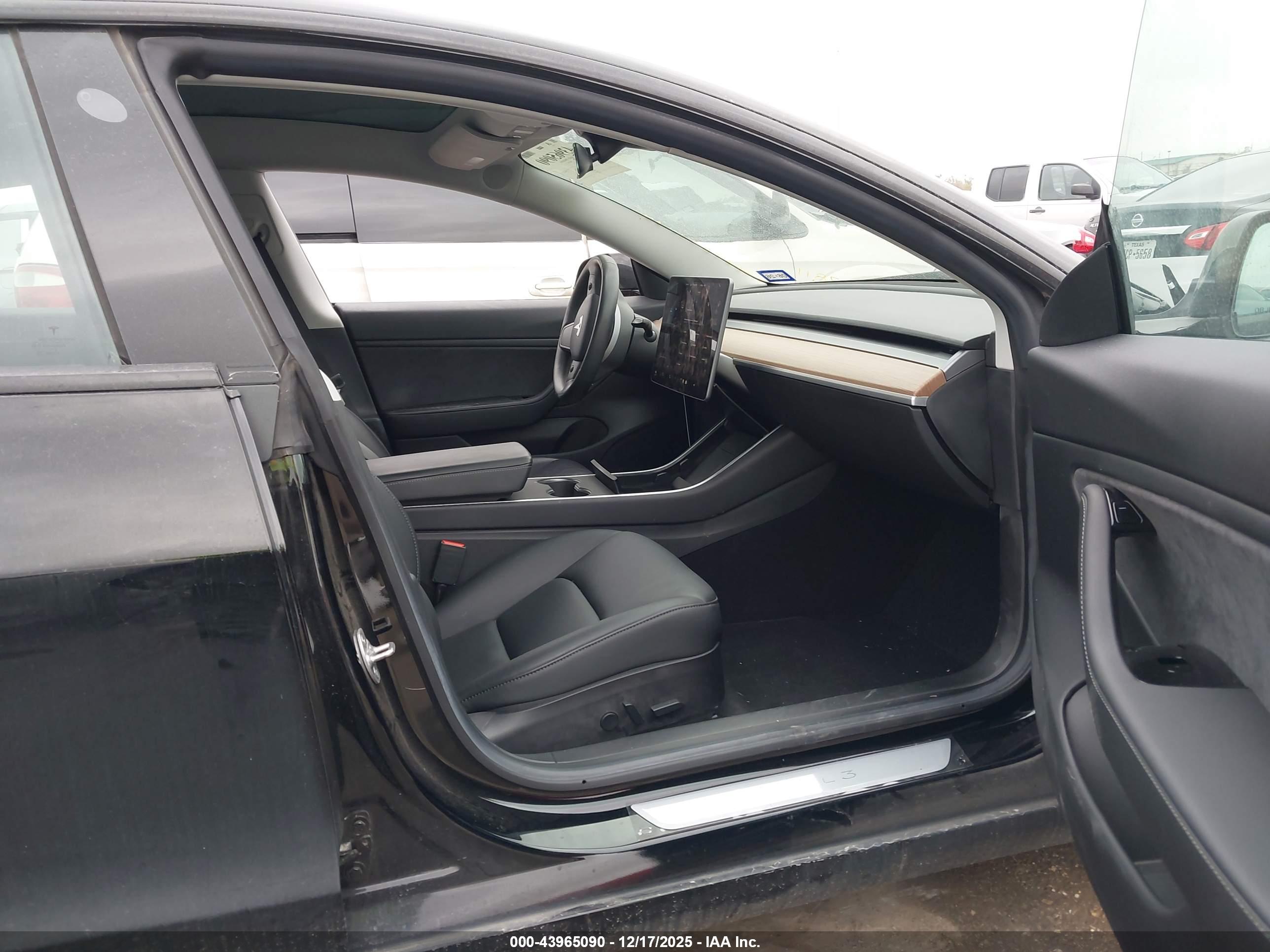 TESLA MODEL image 5