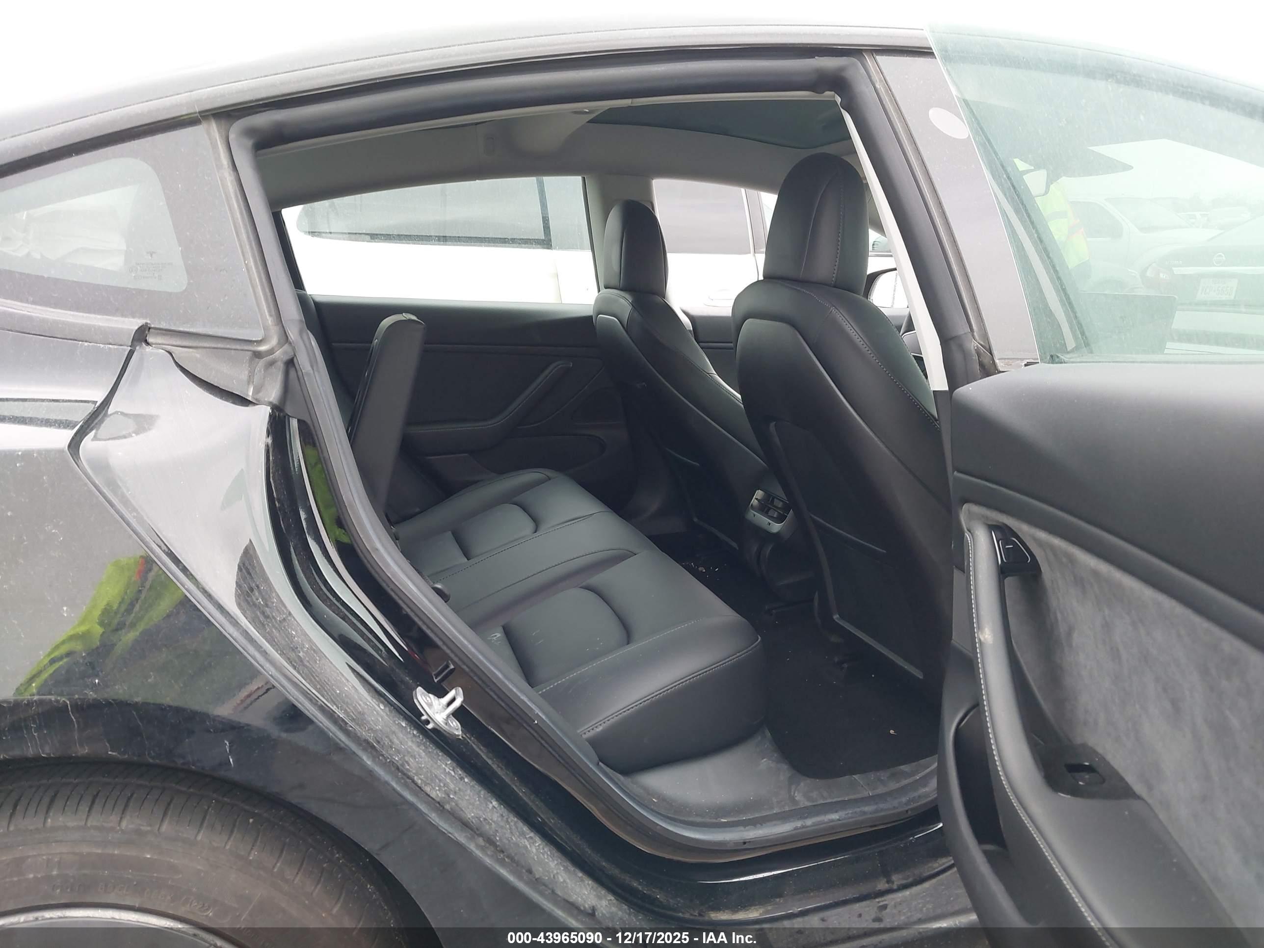 TESLA MODEL image 8