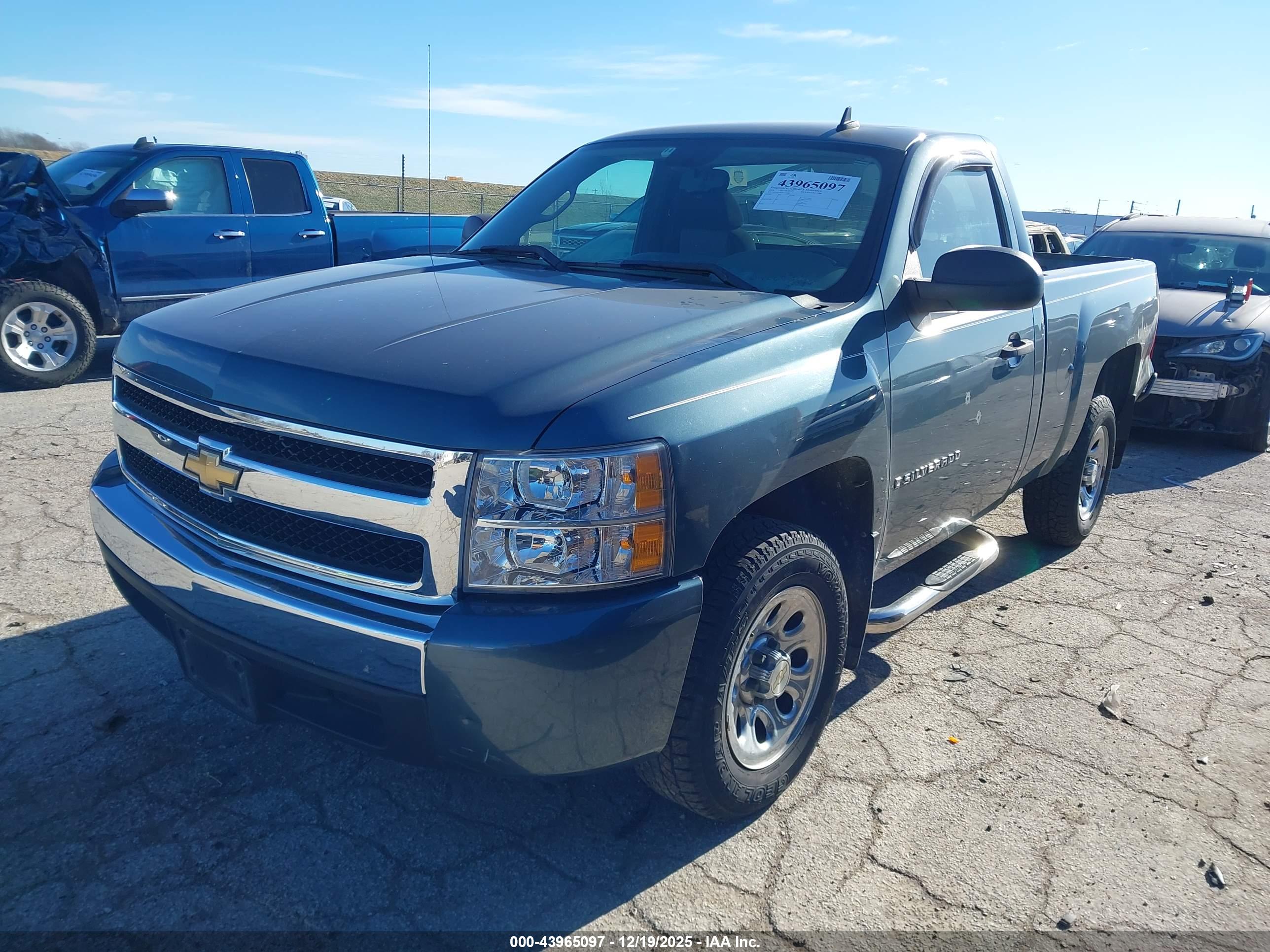 CHEVROLET SILVERADO image 2
