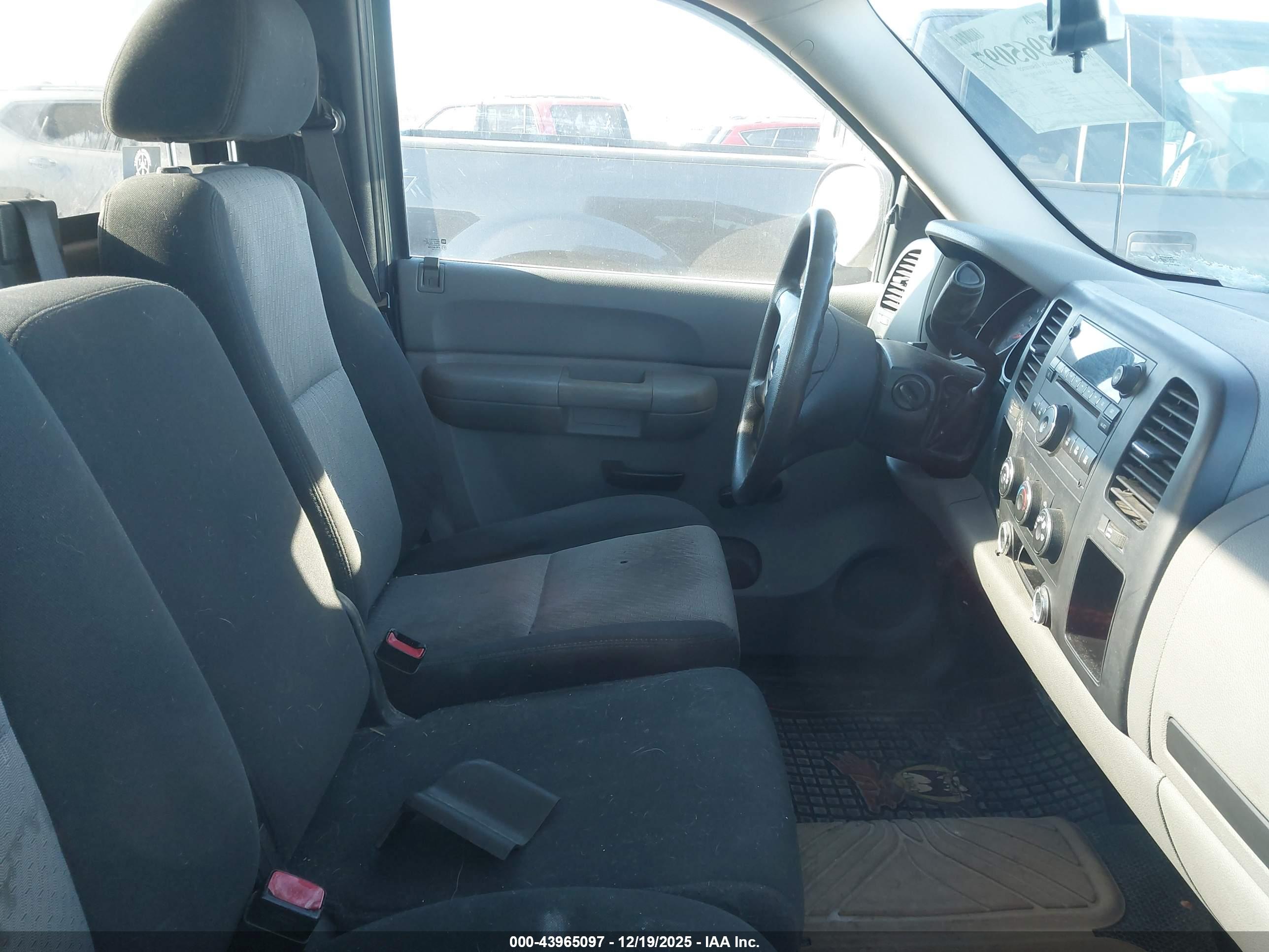 CHEVROLET SILVERADO image 5
