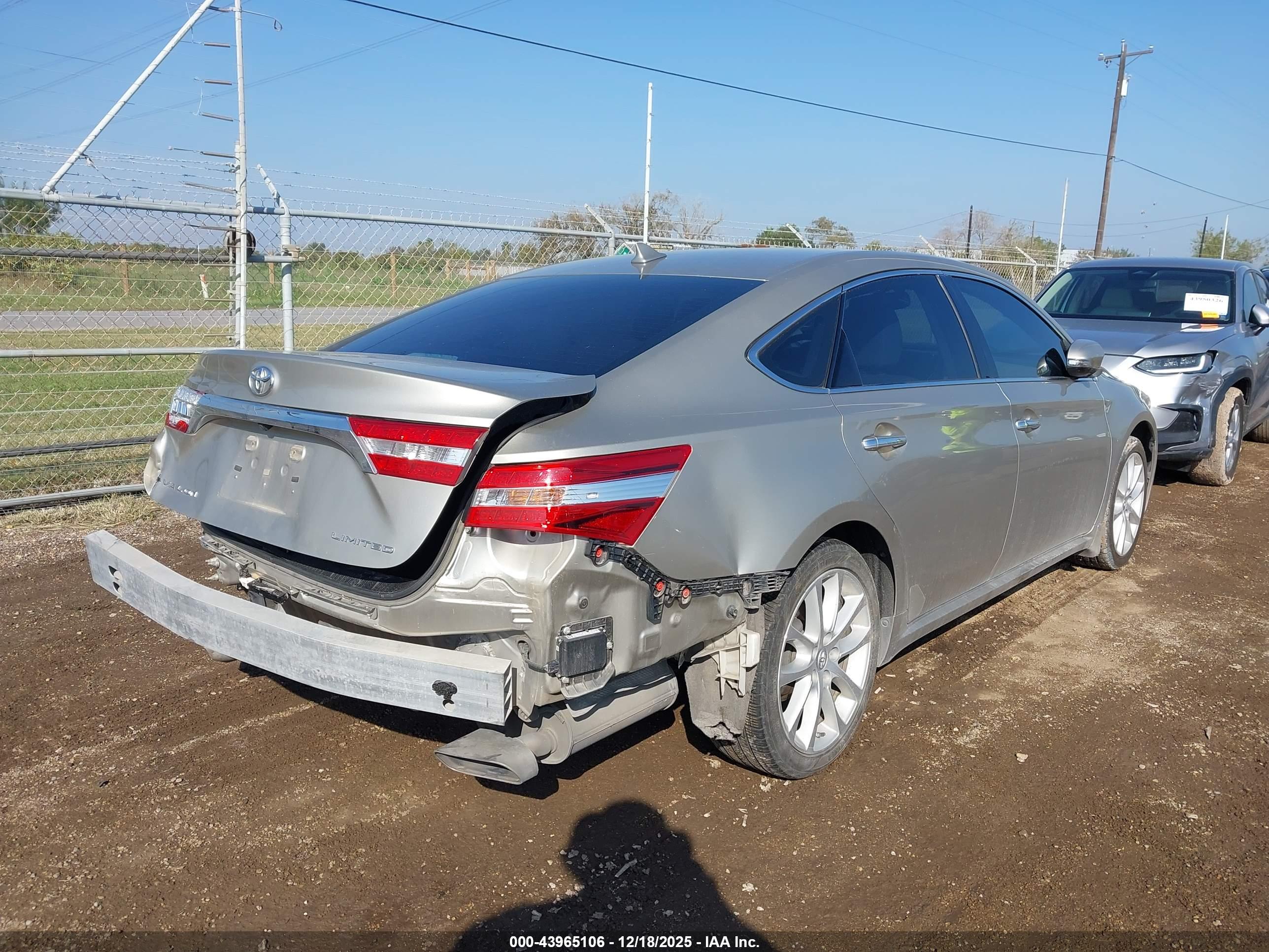 TOYOTA AVALON image 4
