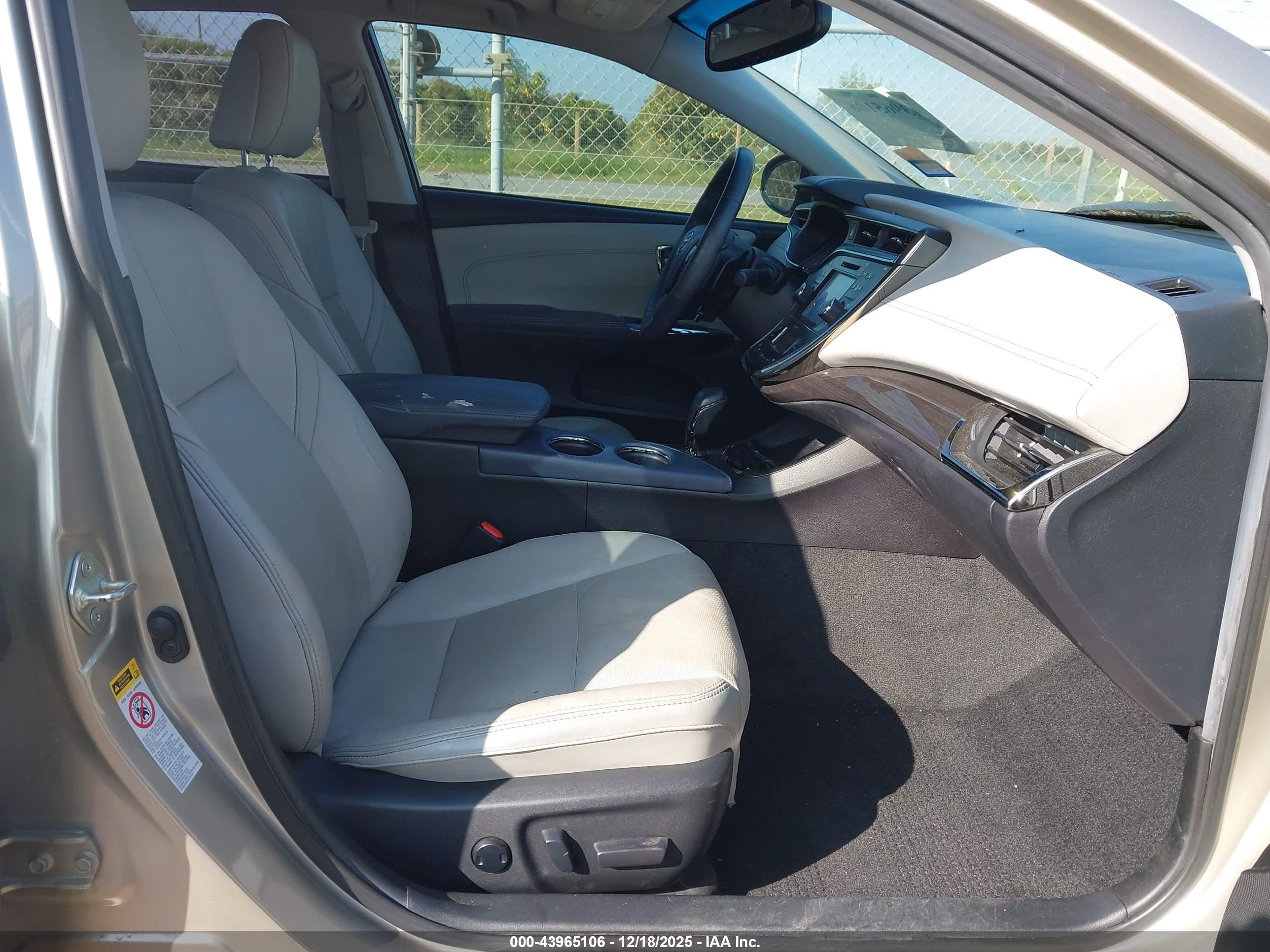 TOYOTA AVALON image 5