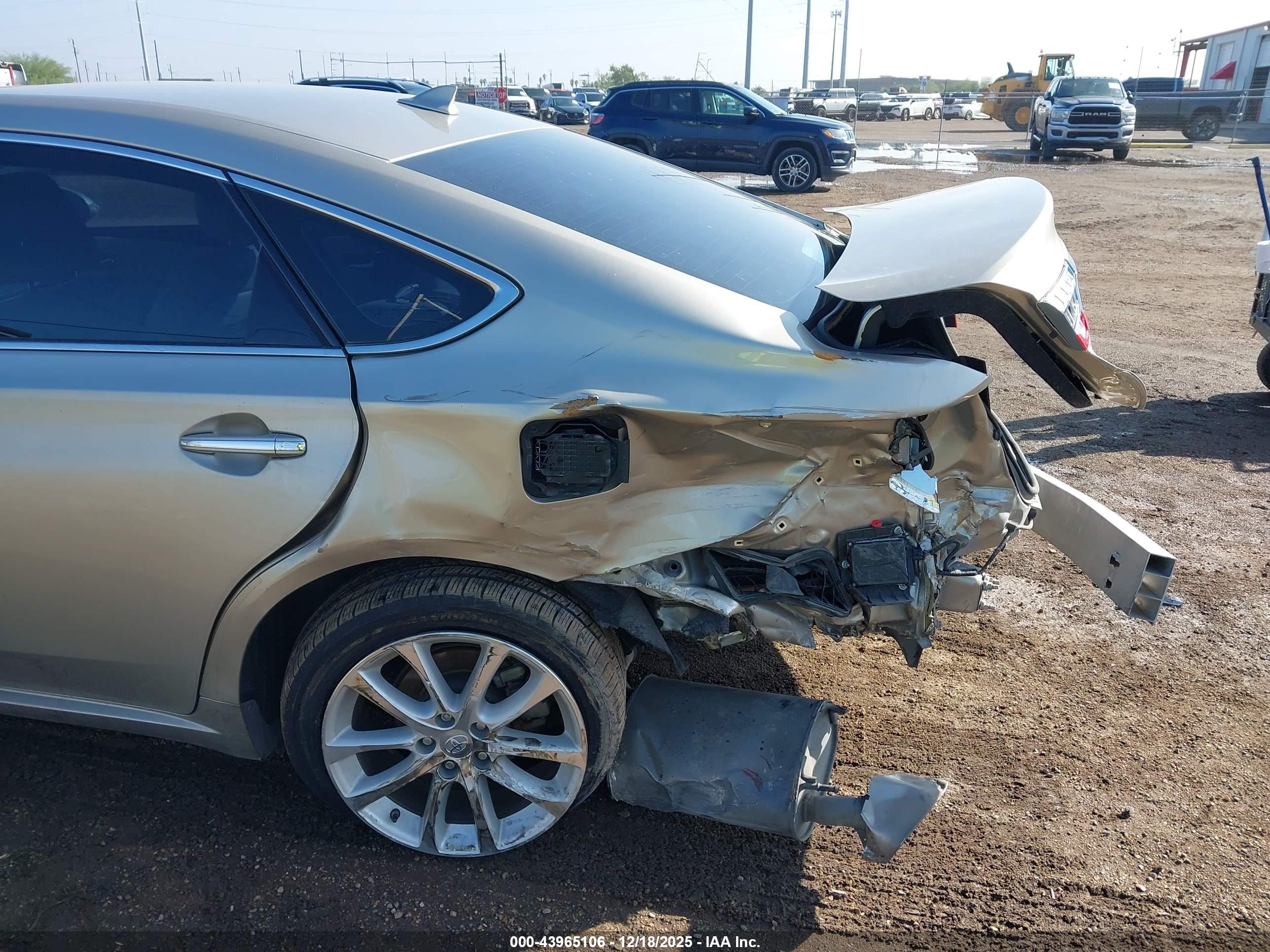 TOYOTA AVALON image 6