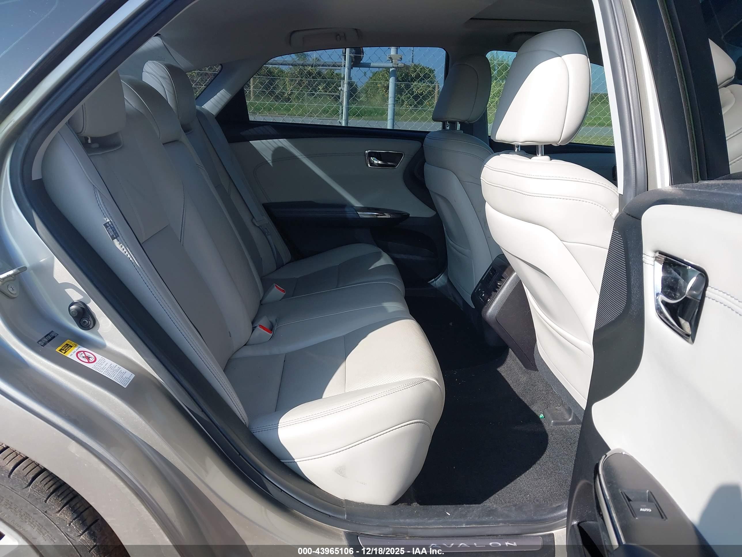 TOYOTA AVALON image 8