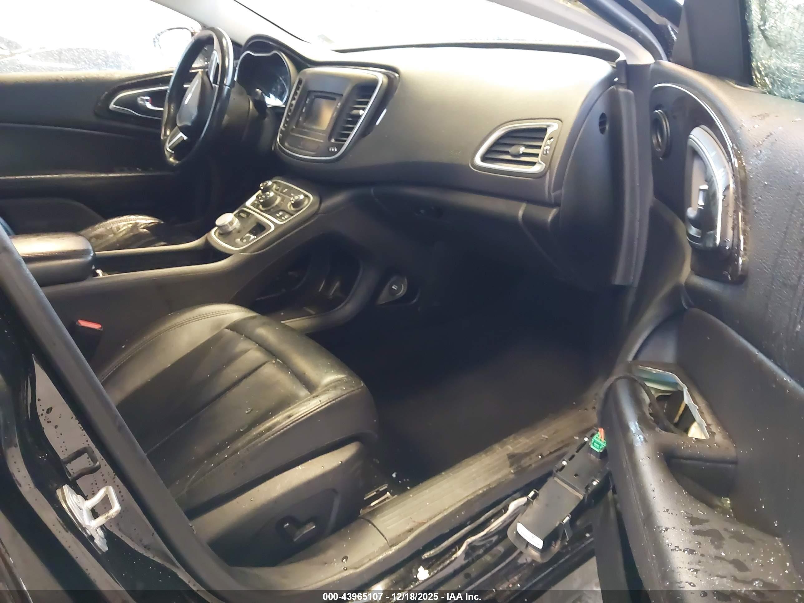 CHRYSLER 200 image 5